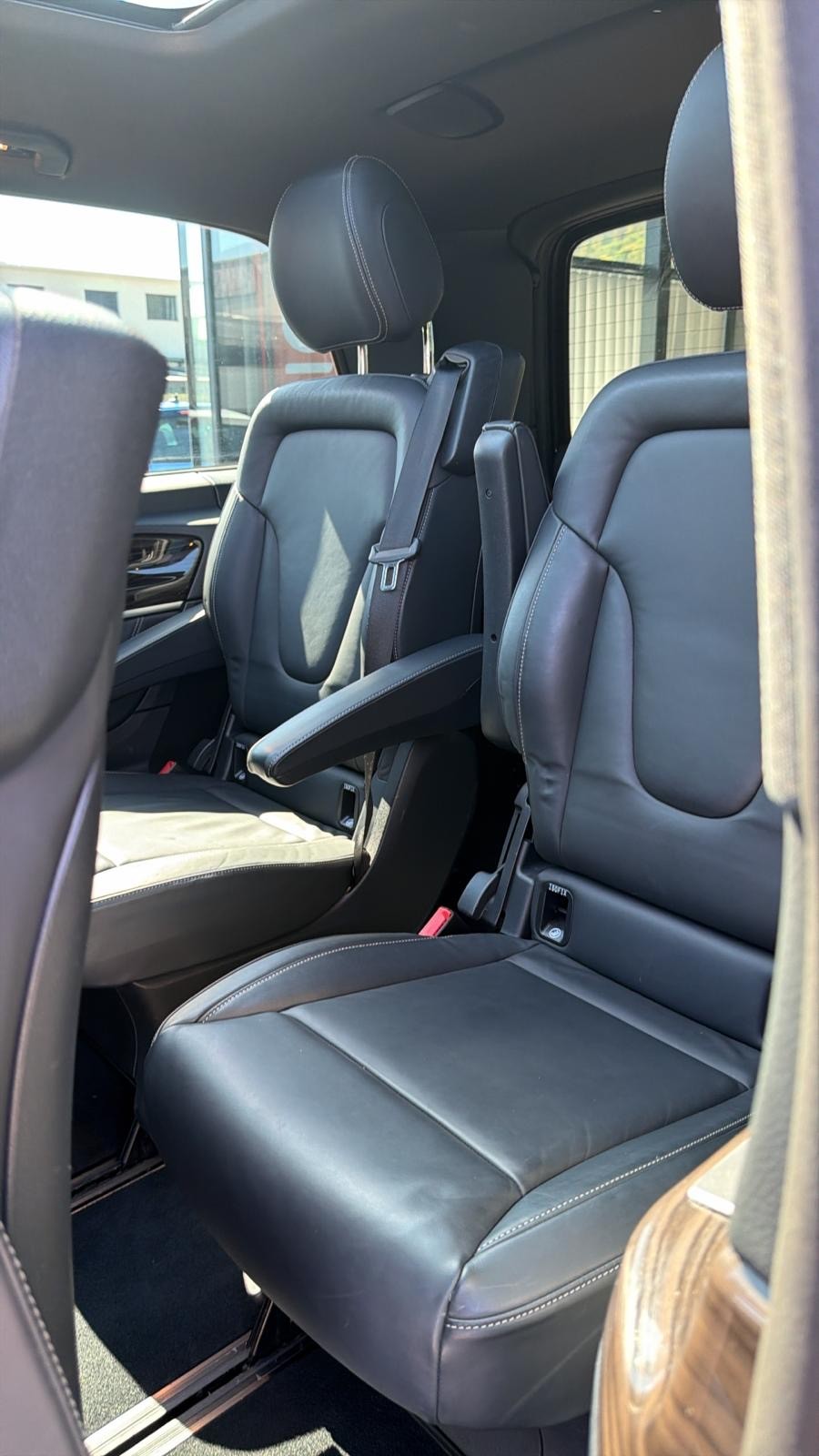 MERCEDES-BENZ V 300 d Avantgarde kompakt 4Matic 9G-Tronic-image-10