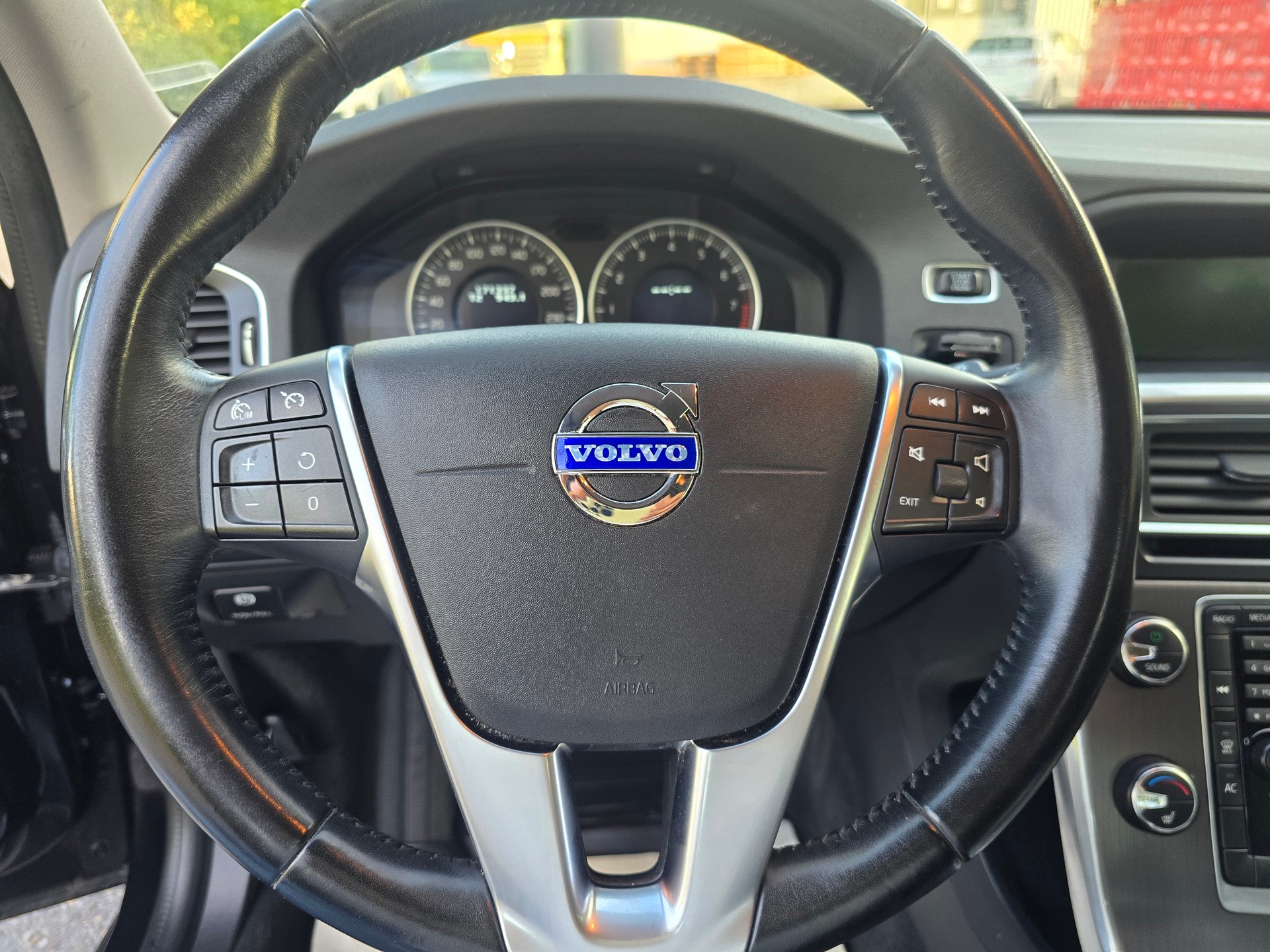 VOLVO V60 T3-image-15