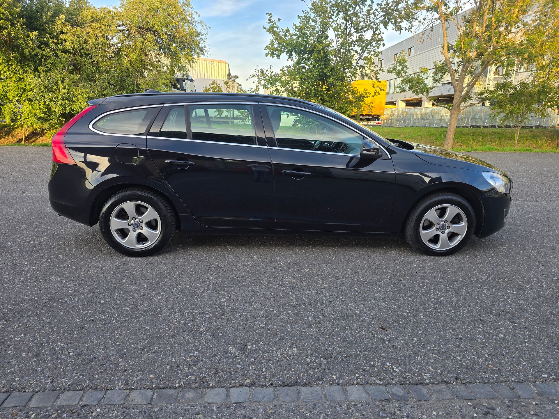 VOLVO V60 T3-image-7
