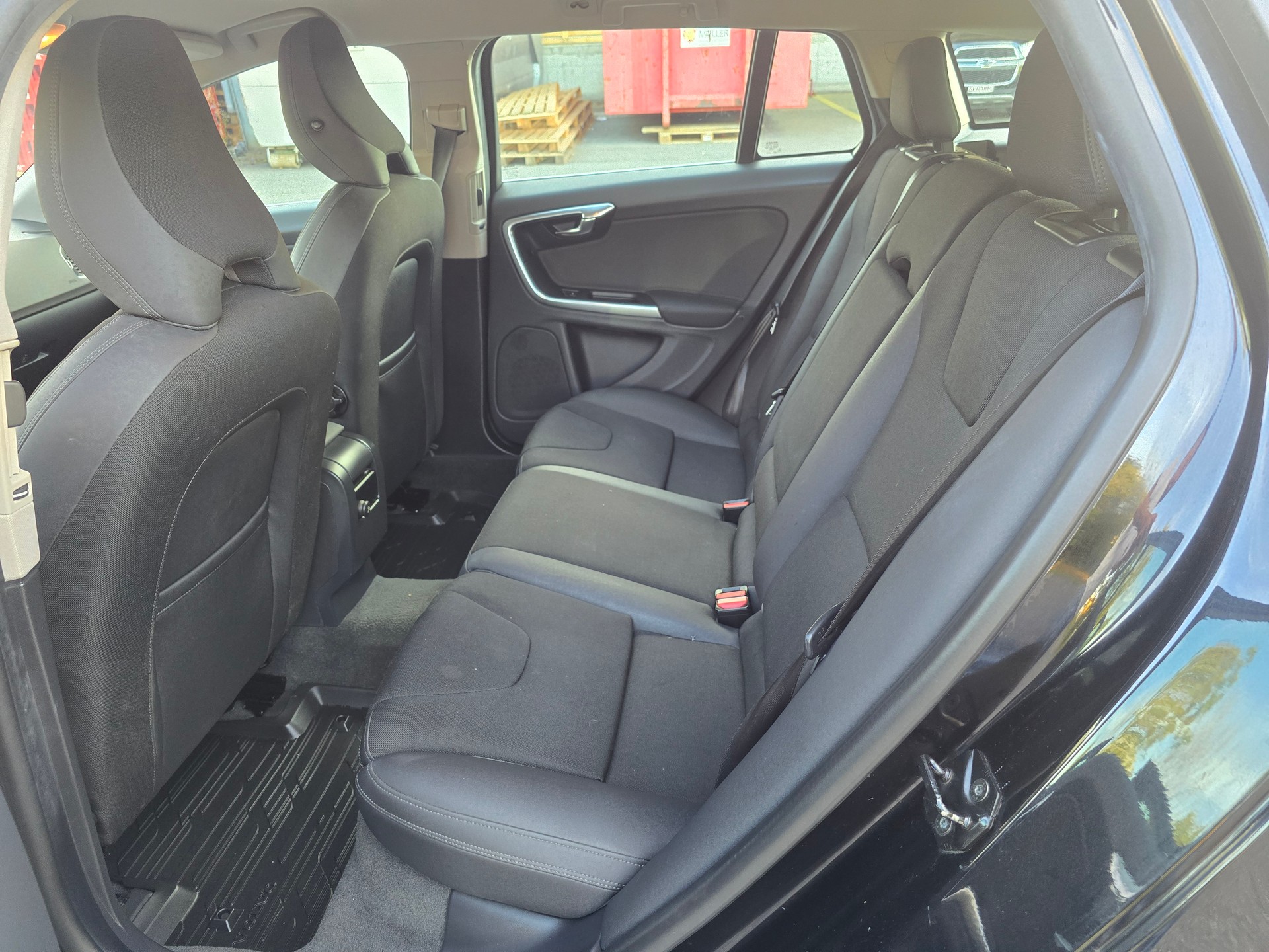 VOLVO V60 T3-image-12