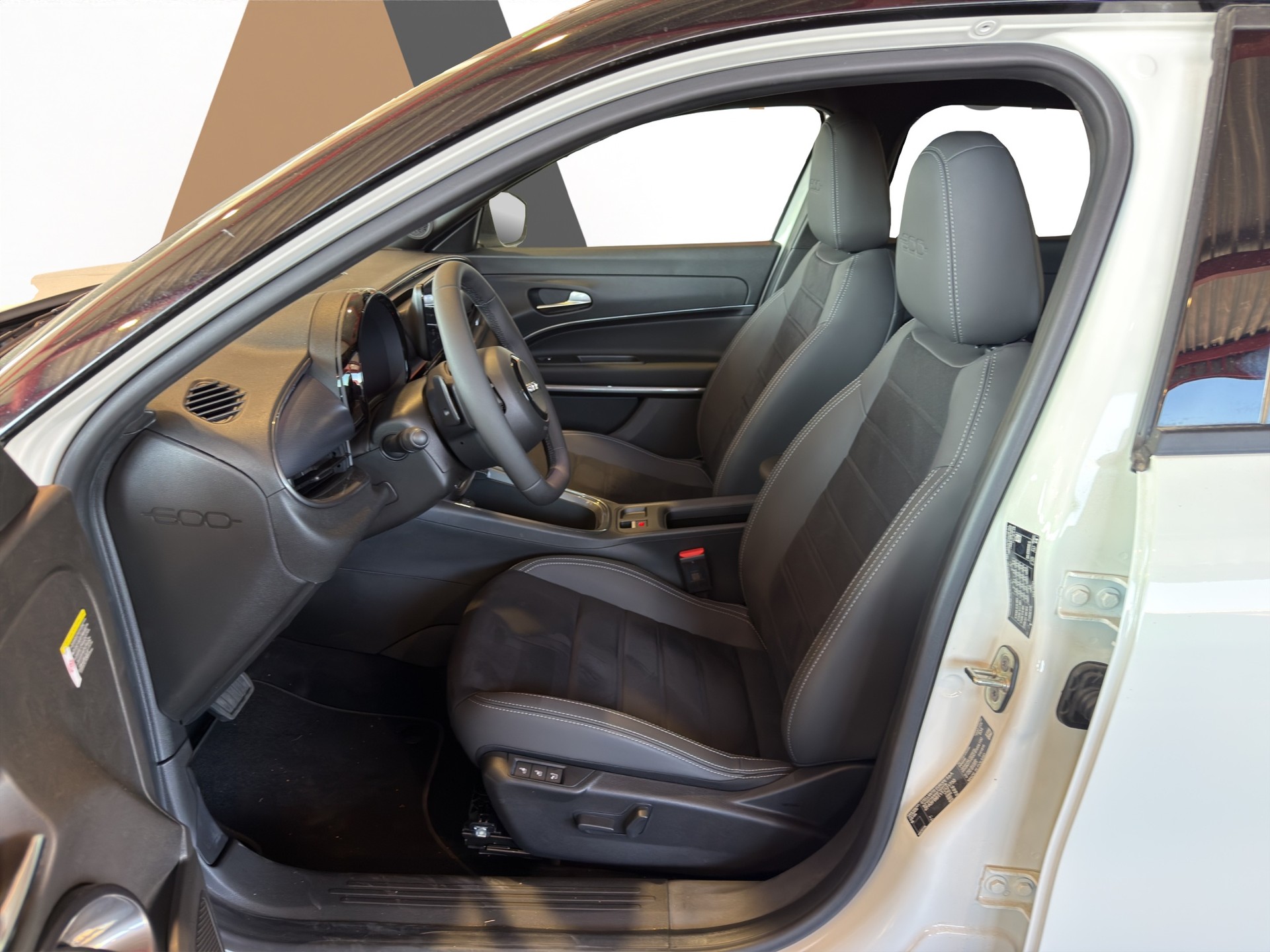 FIAT 600 1.2 Hybrid 145 Sport-image-8