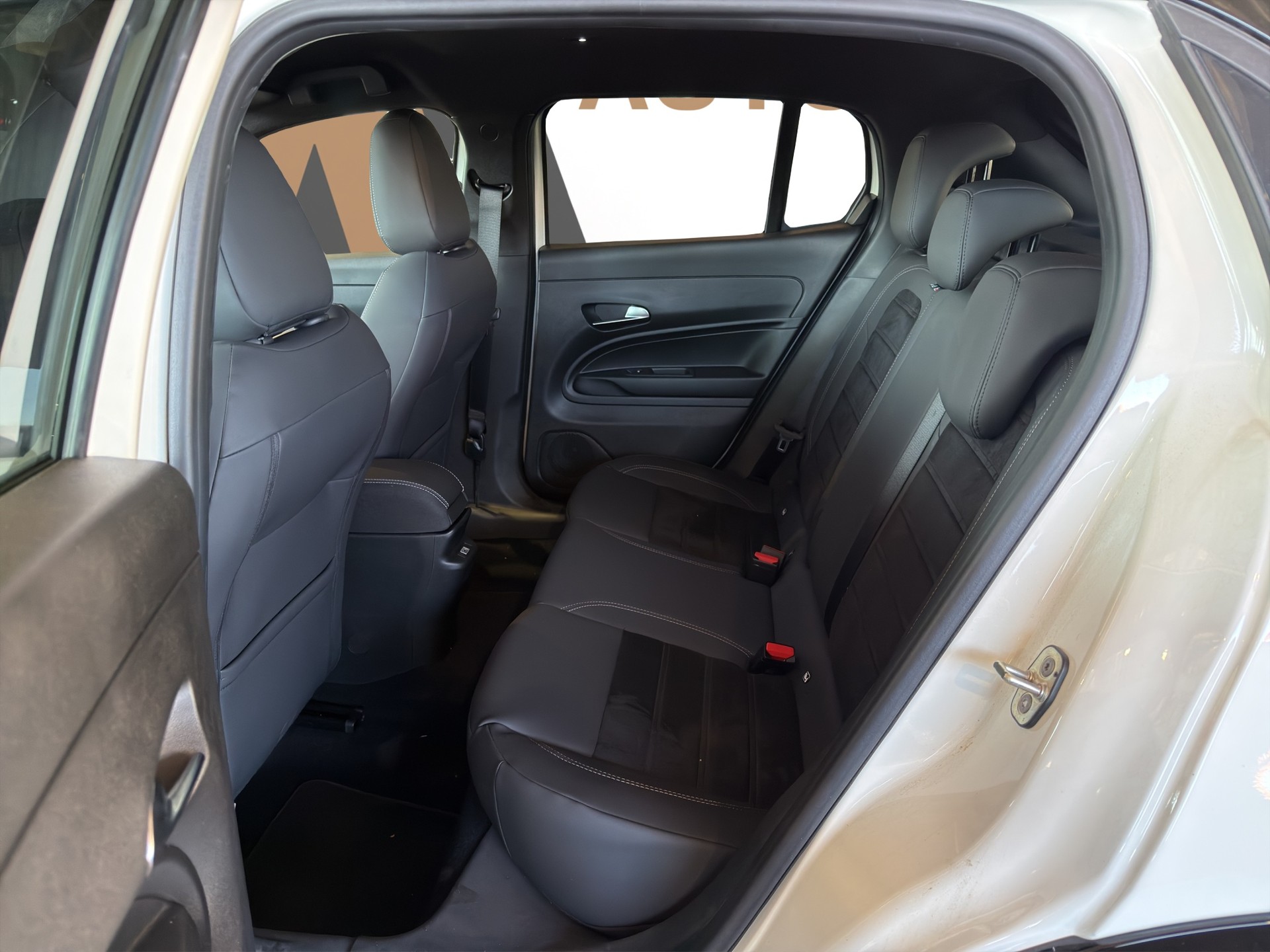 FIAT 600 1.2 Hybrid 145 Sport-image-16