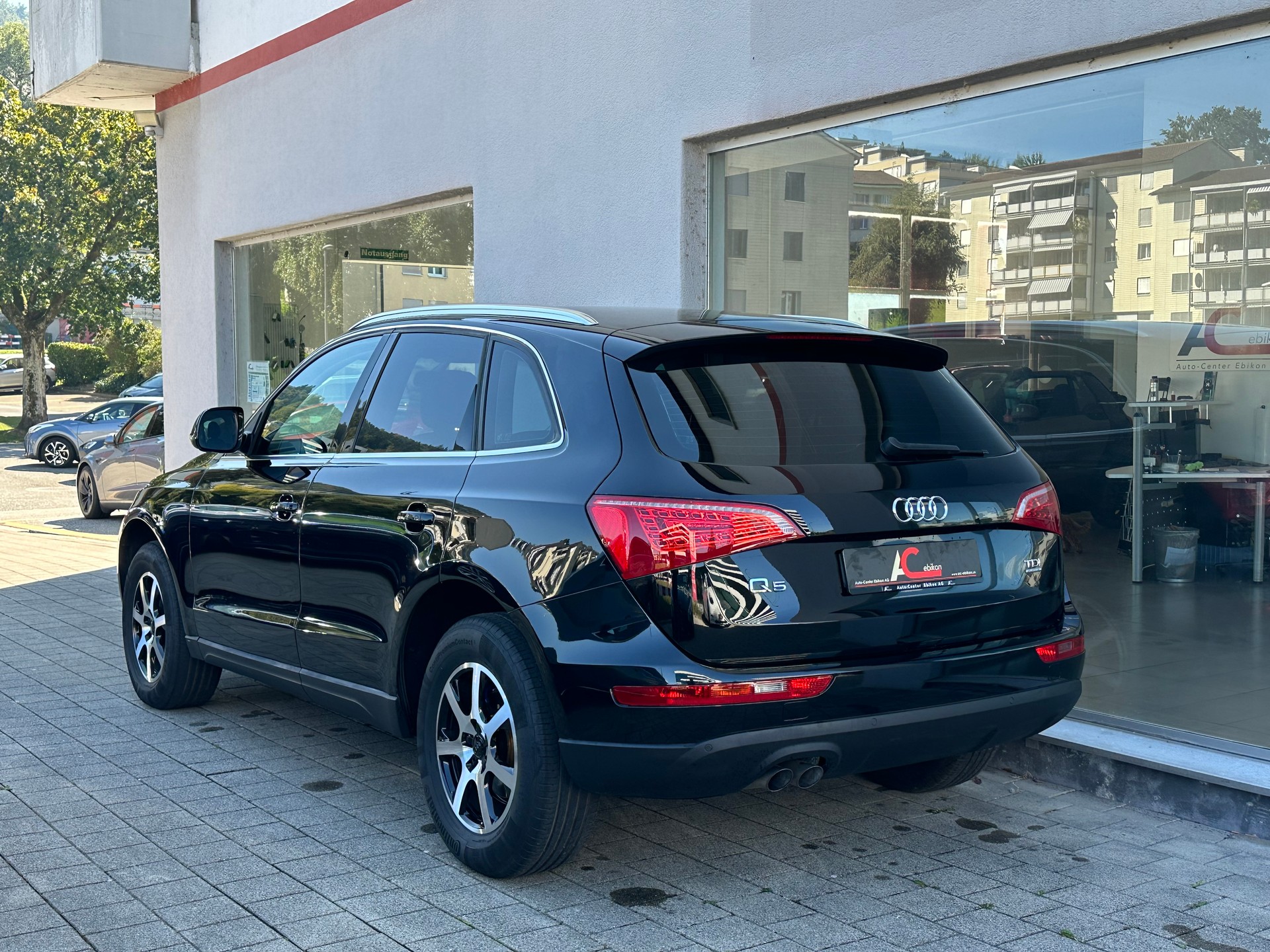 AUDI Q5 2.0 TDI quattro S-tronic-showroom-element-1