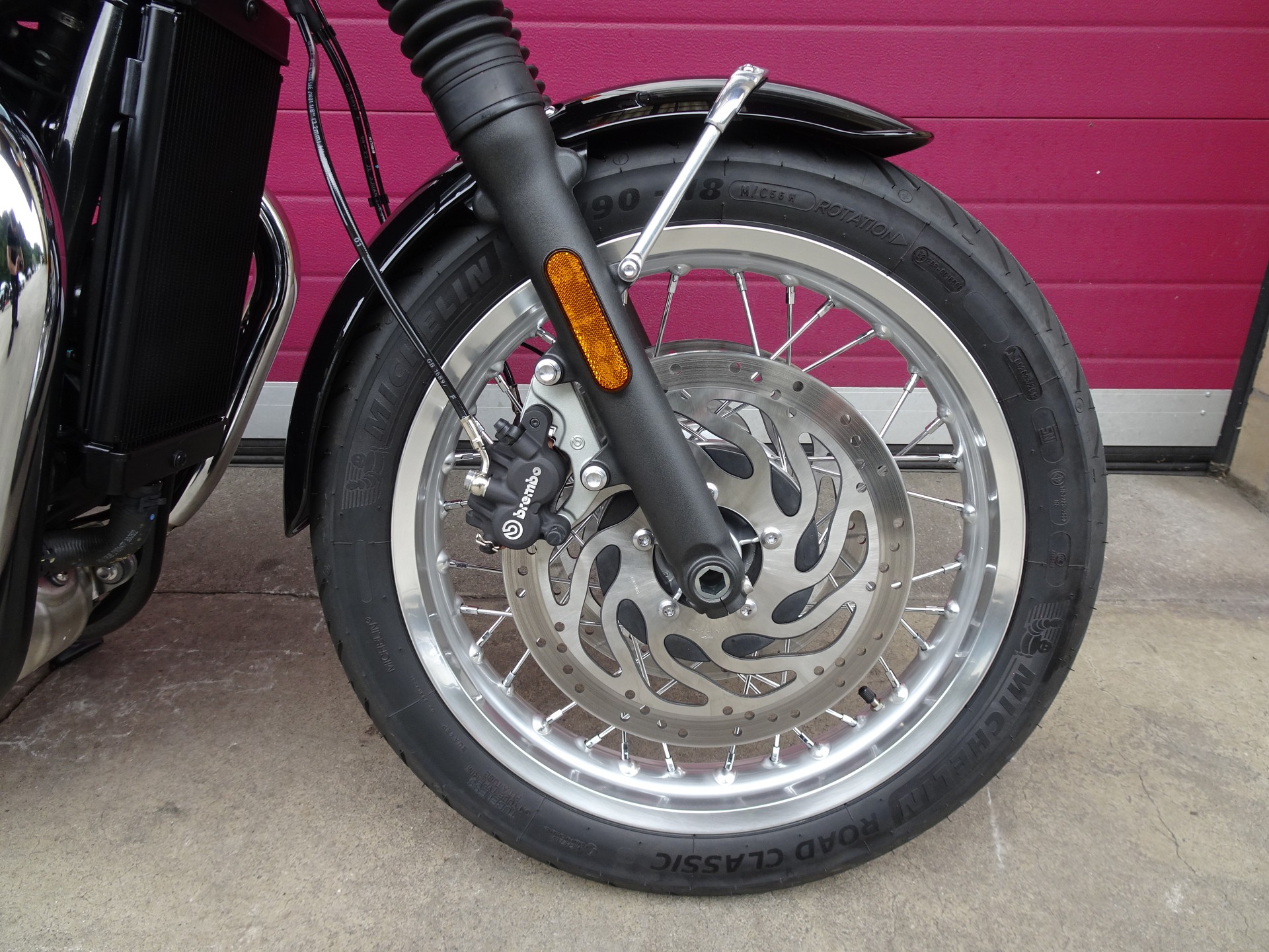 TRIUMPH Bonneville T120-showroom-element-1