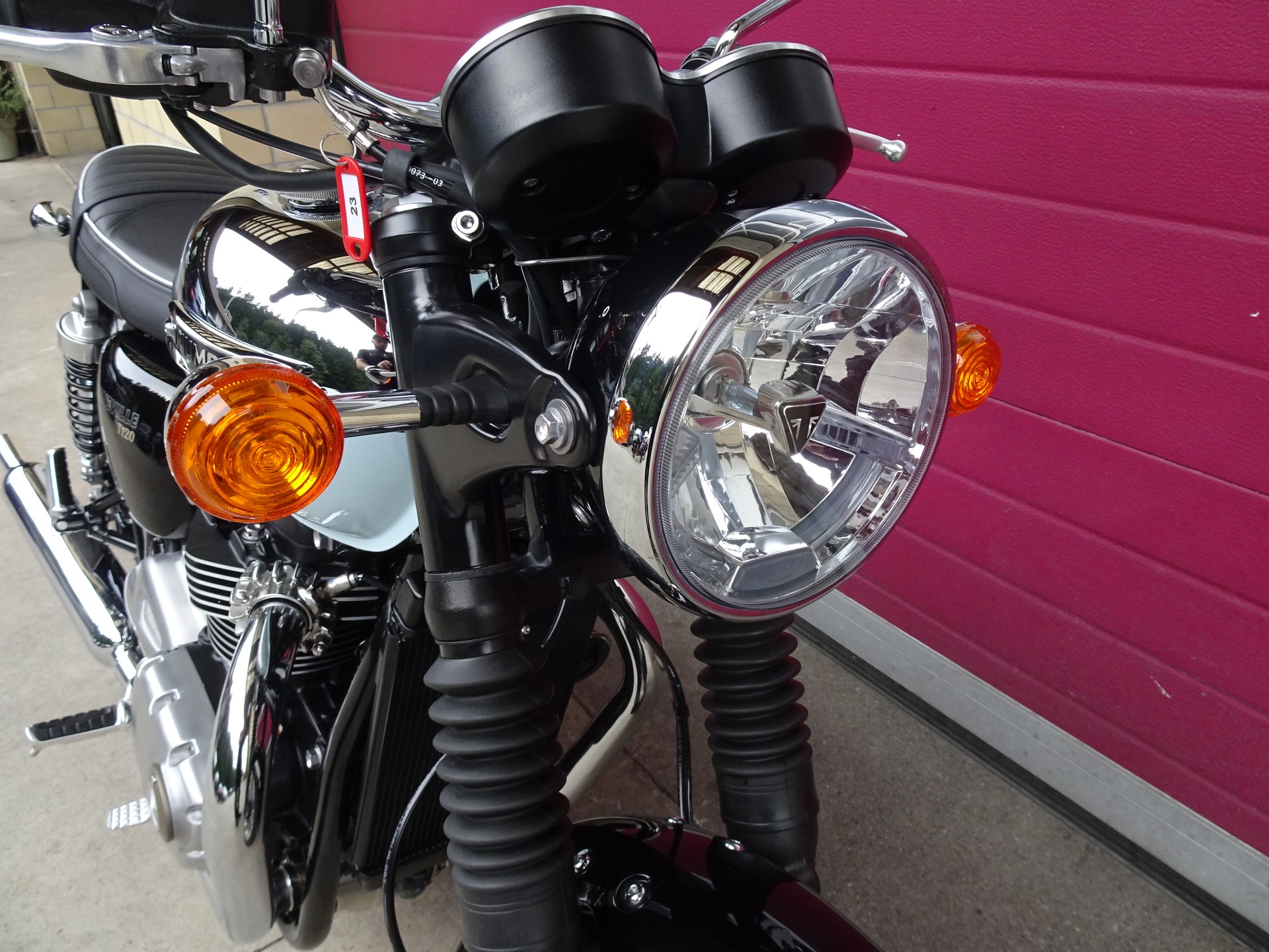 TRIUMPH Bonneville T120-image-11