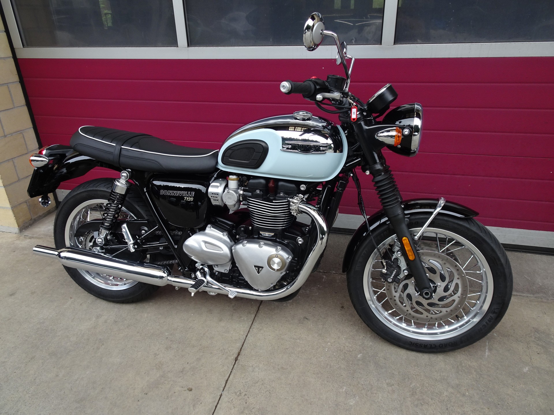 TRIUMPH Bonneville T120-showroom-element-2