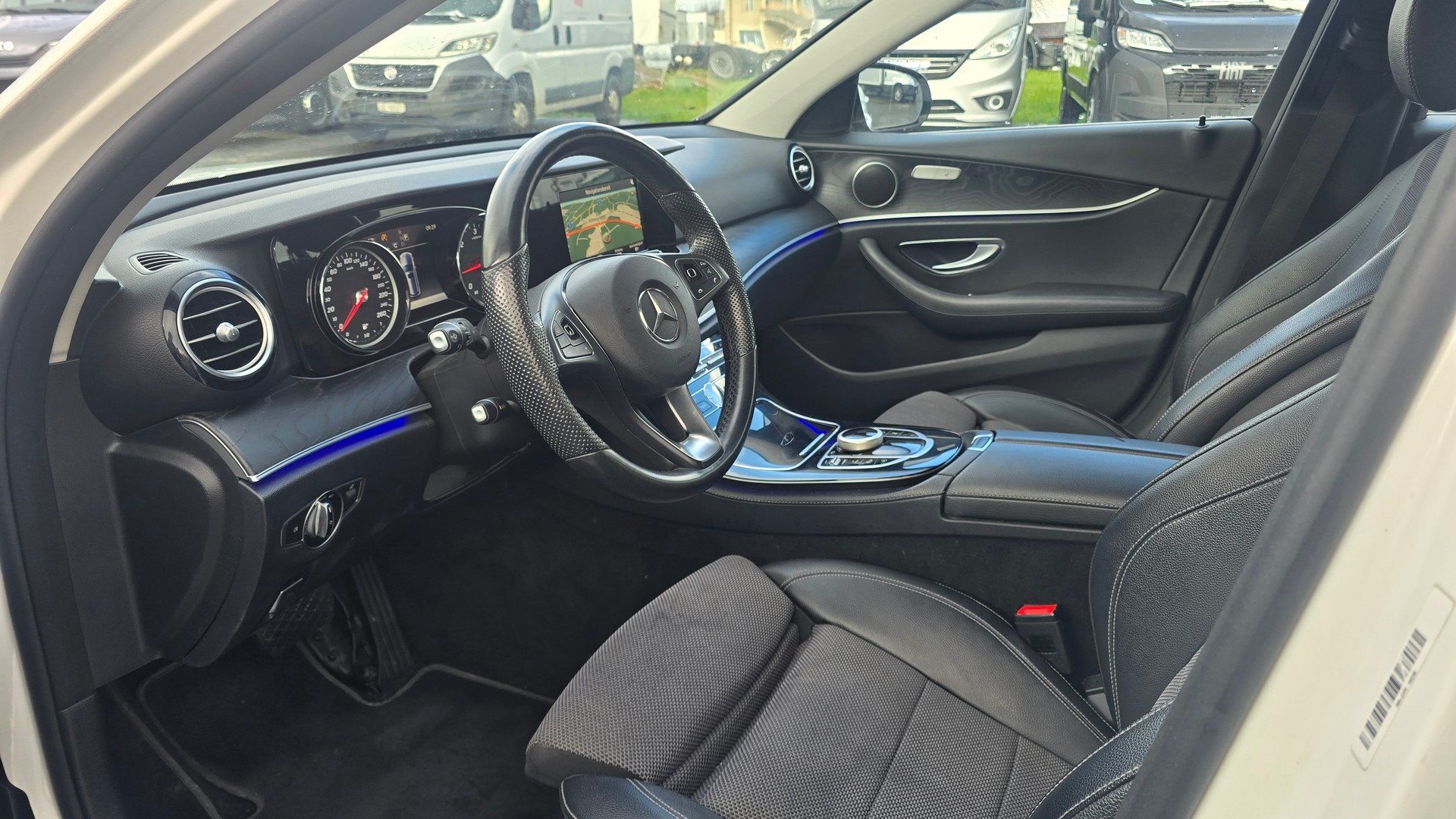 MERCEDES-BENZ E 220 d Avantgarde 9G-Tronic-image-13