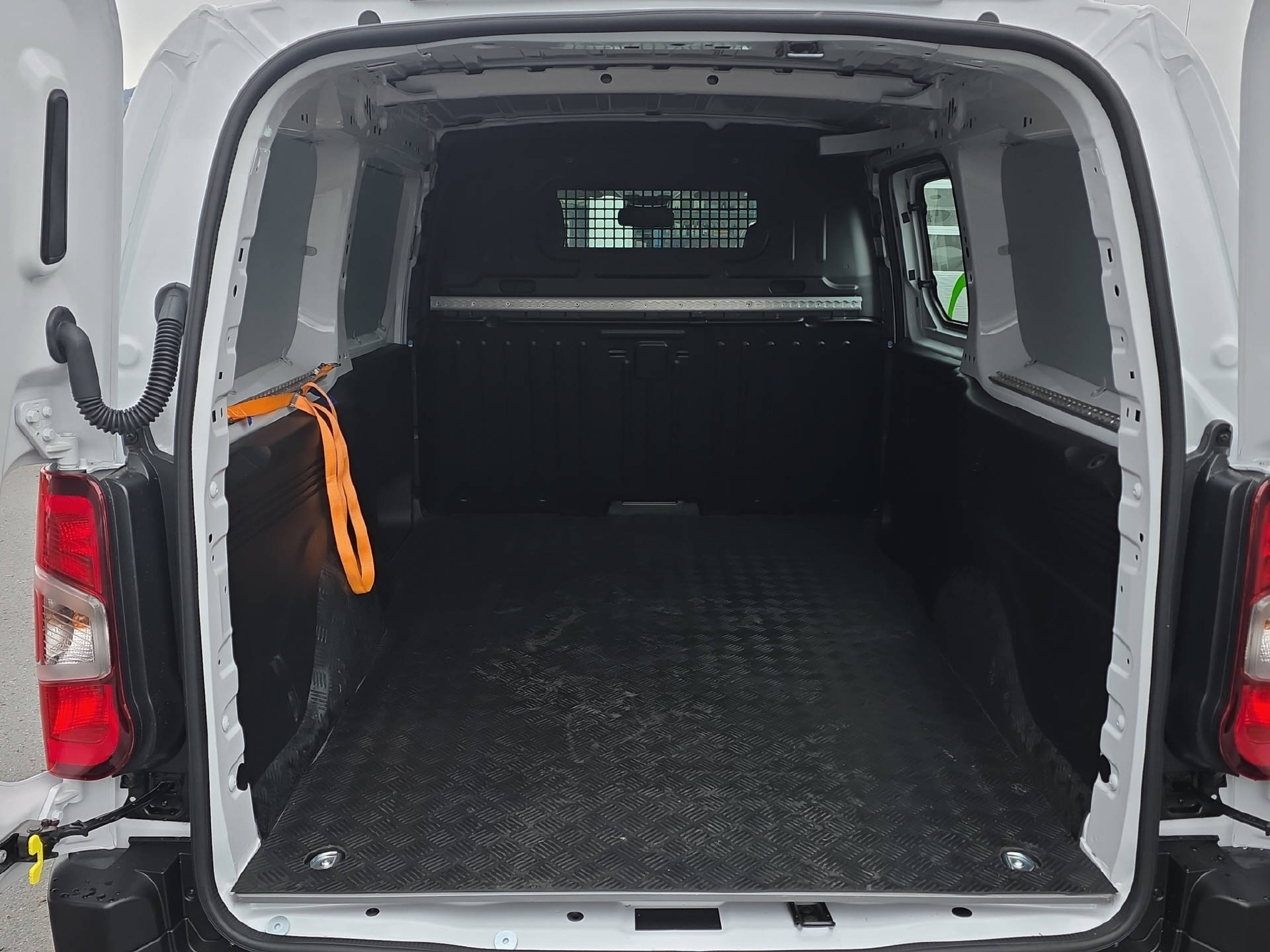 PEUGEOT E-Partner Kaw. 800 Long 50 kWh-image-9