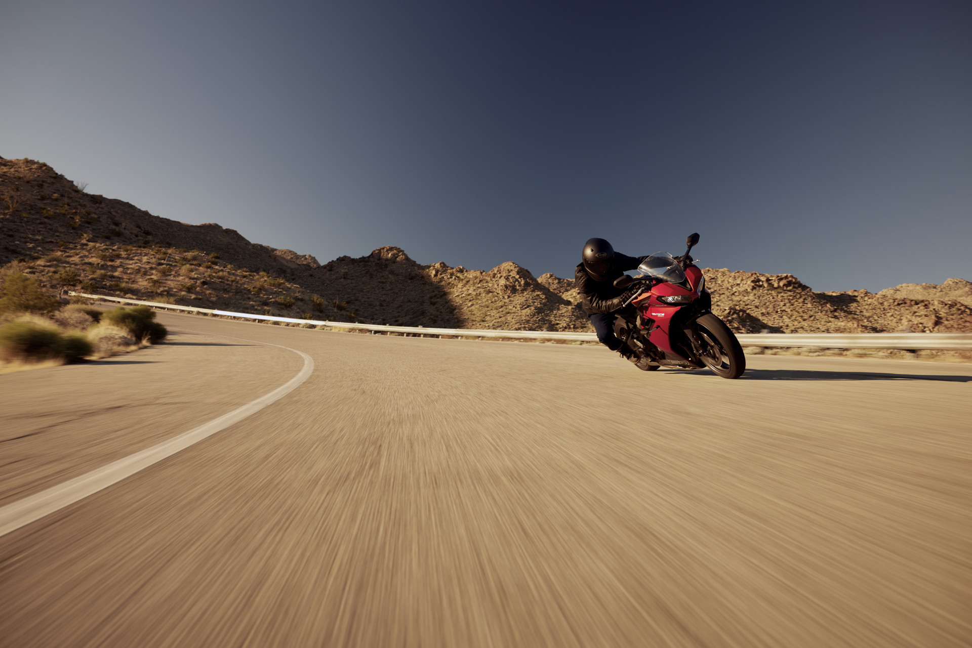 TRIUMPH Daytona 660-image-2
