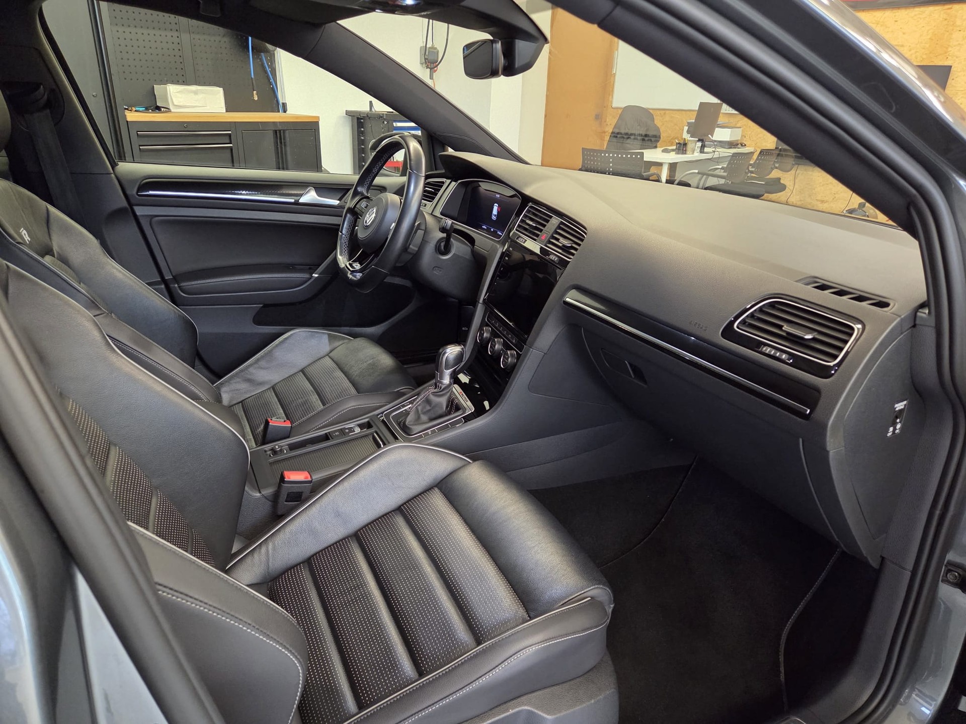 VW Golf 2.0 TSI R 4Motion DSG-image-10
