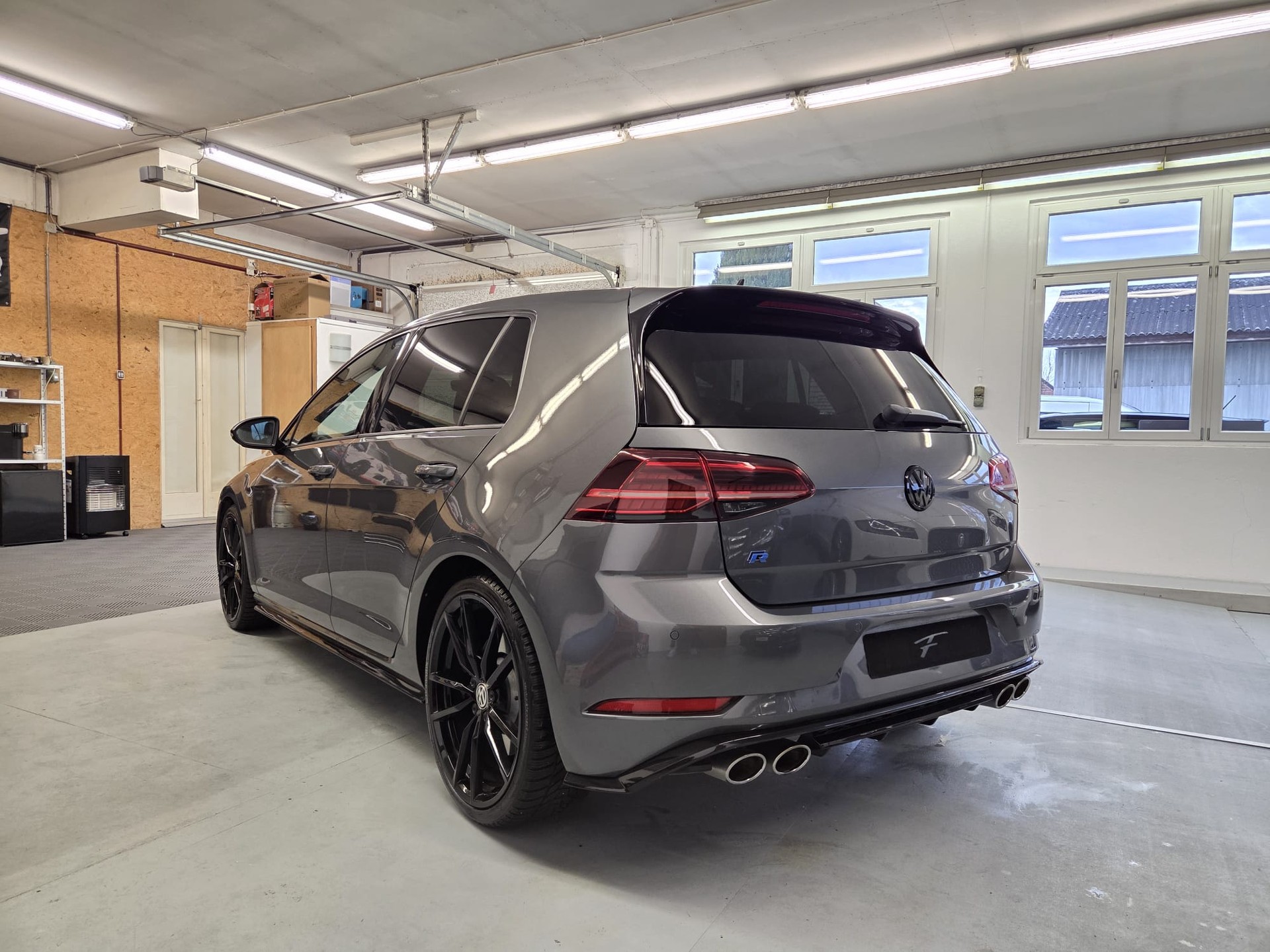 VW Golf 2.0 TSI R 4Motion DSG-image-2