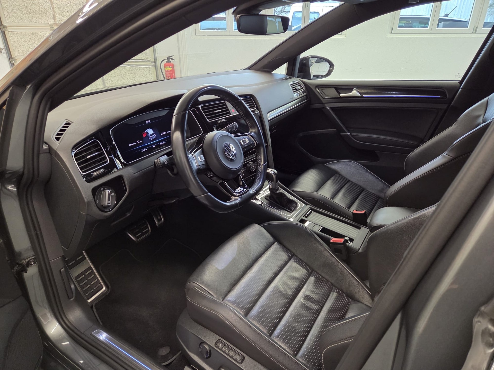 VW Golf 2.0 TSI R 4Motion DSG-image-8