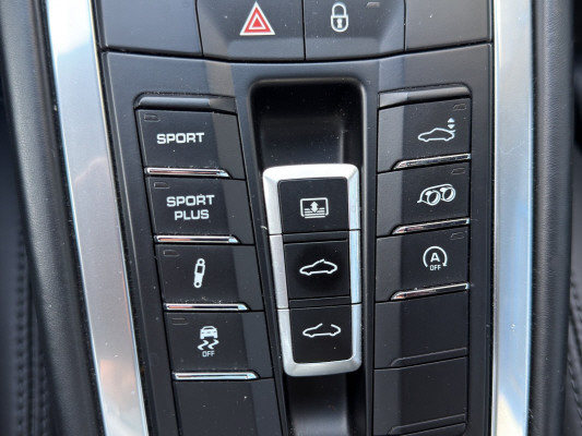 PORSCHE 911 Carrera S-image-9