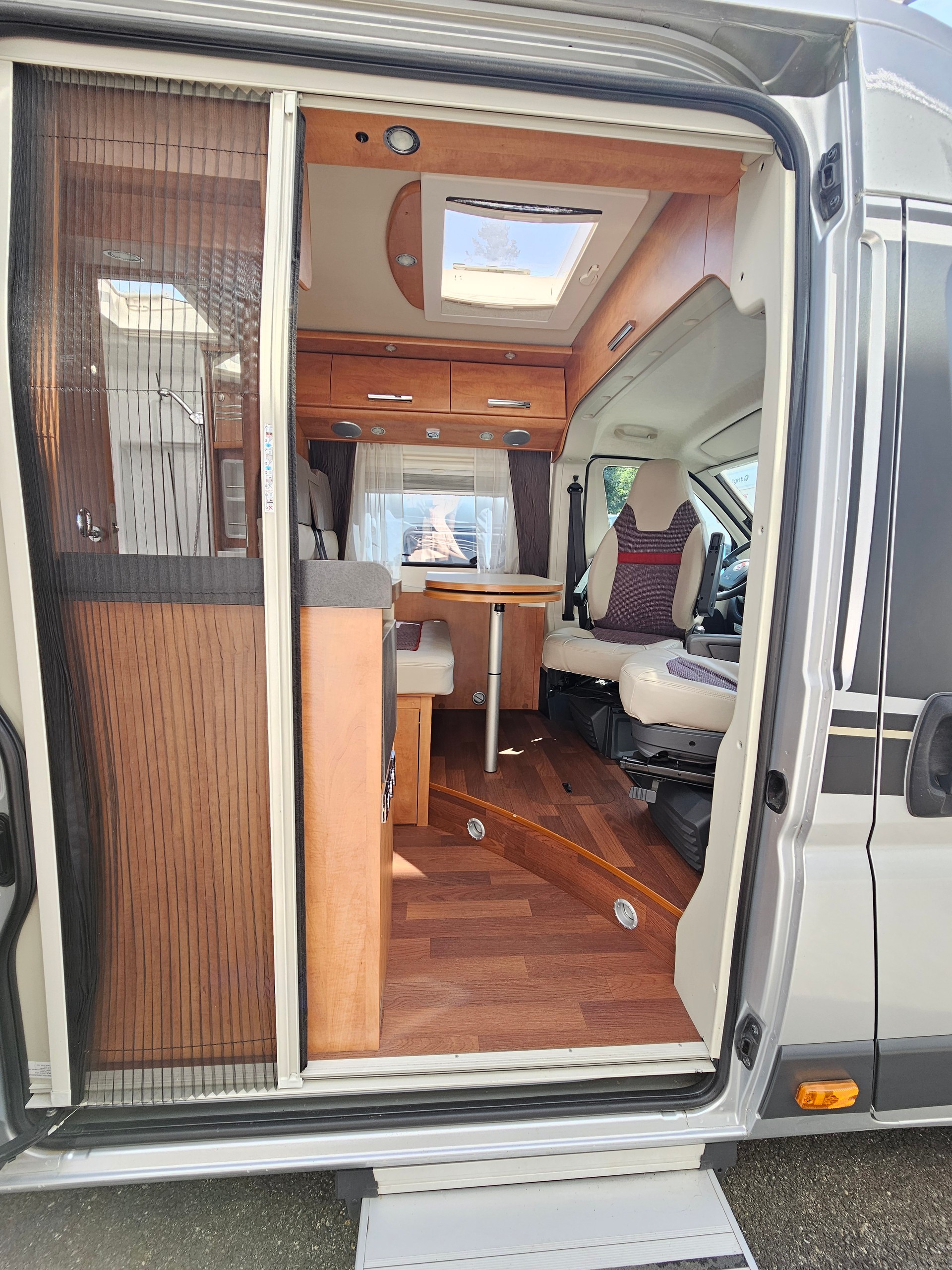 MALIBU V636 mit Einzelbetten, Anhängerkupplung!-image-5