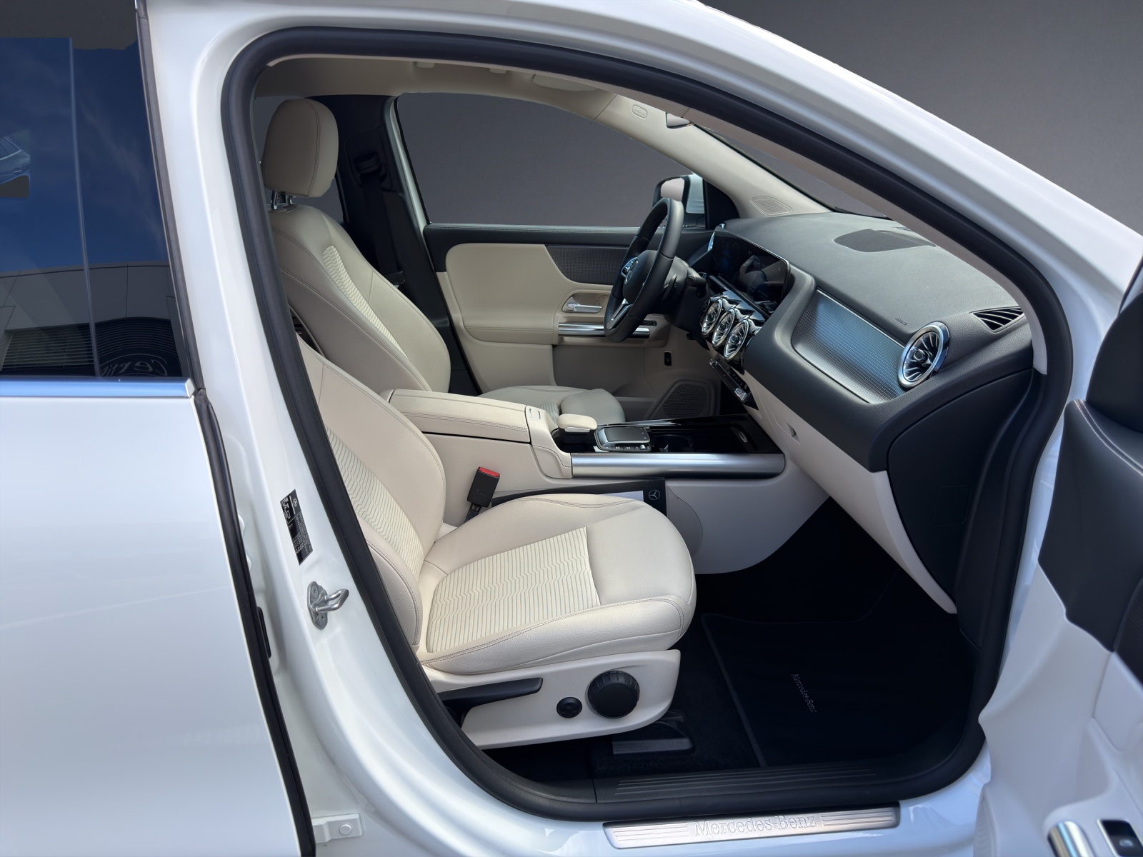 MERCEDES-BENZ EQA 250-image-6