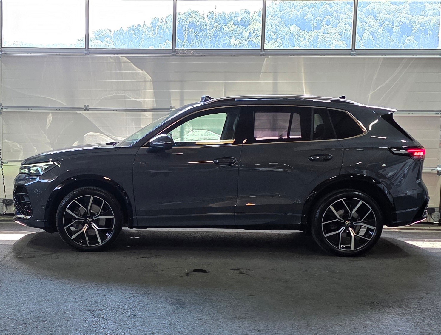 VW Tiguan 2.0 TDI SCR R-Line 4Motion DSG *Massage*Sitzheizung und Kühlung*ACC/LaneAssist*360°Kamera*Ambiente*Panoramadach*-showroom-element-1