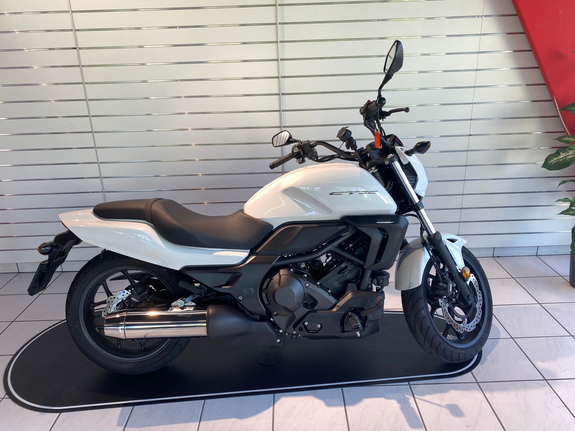 HONDA CTX 700 Cowl-showroom-element-2