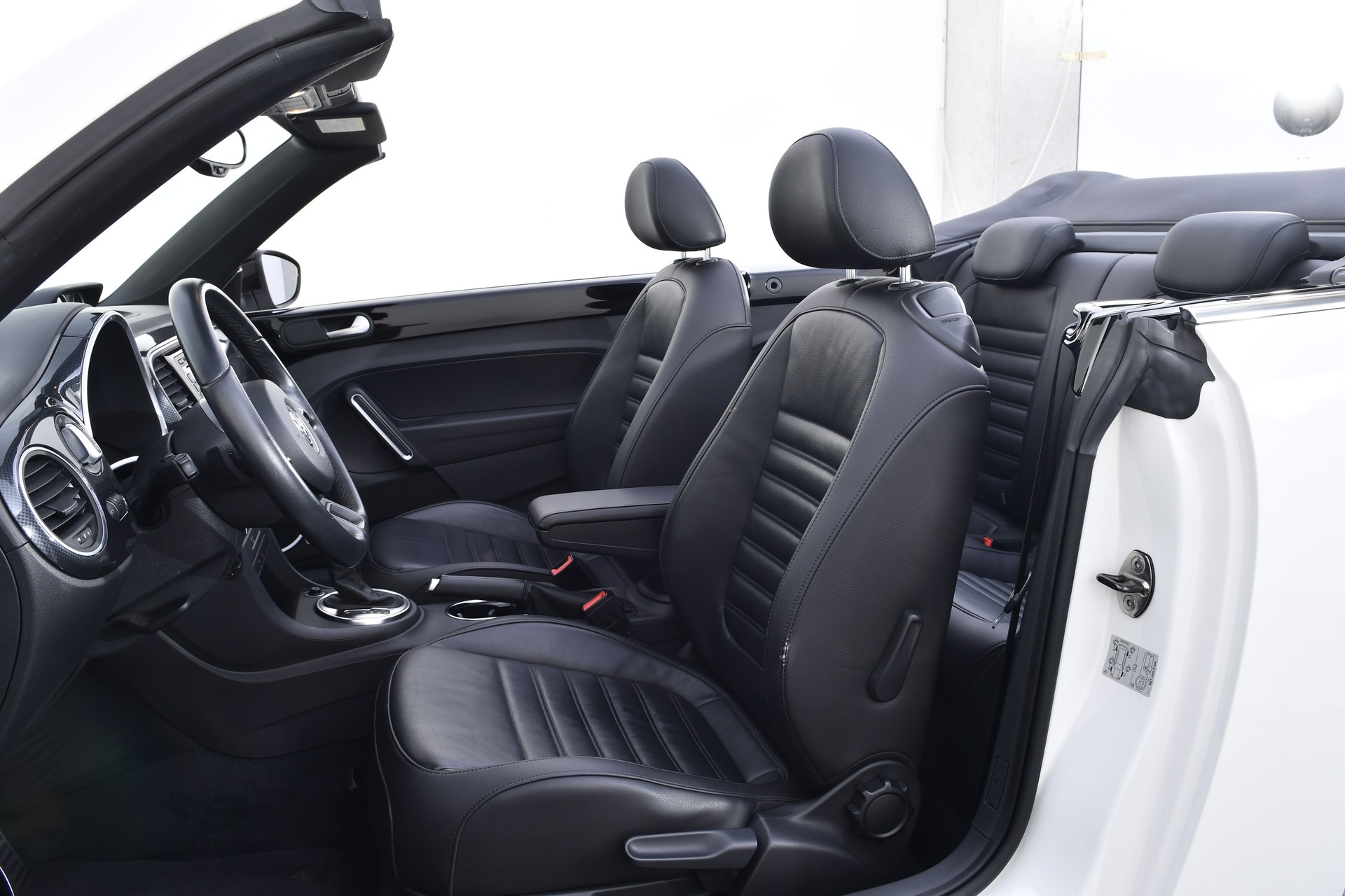VW Beetle Cabrio 2.0 TSI Sport DSG-image-11
