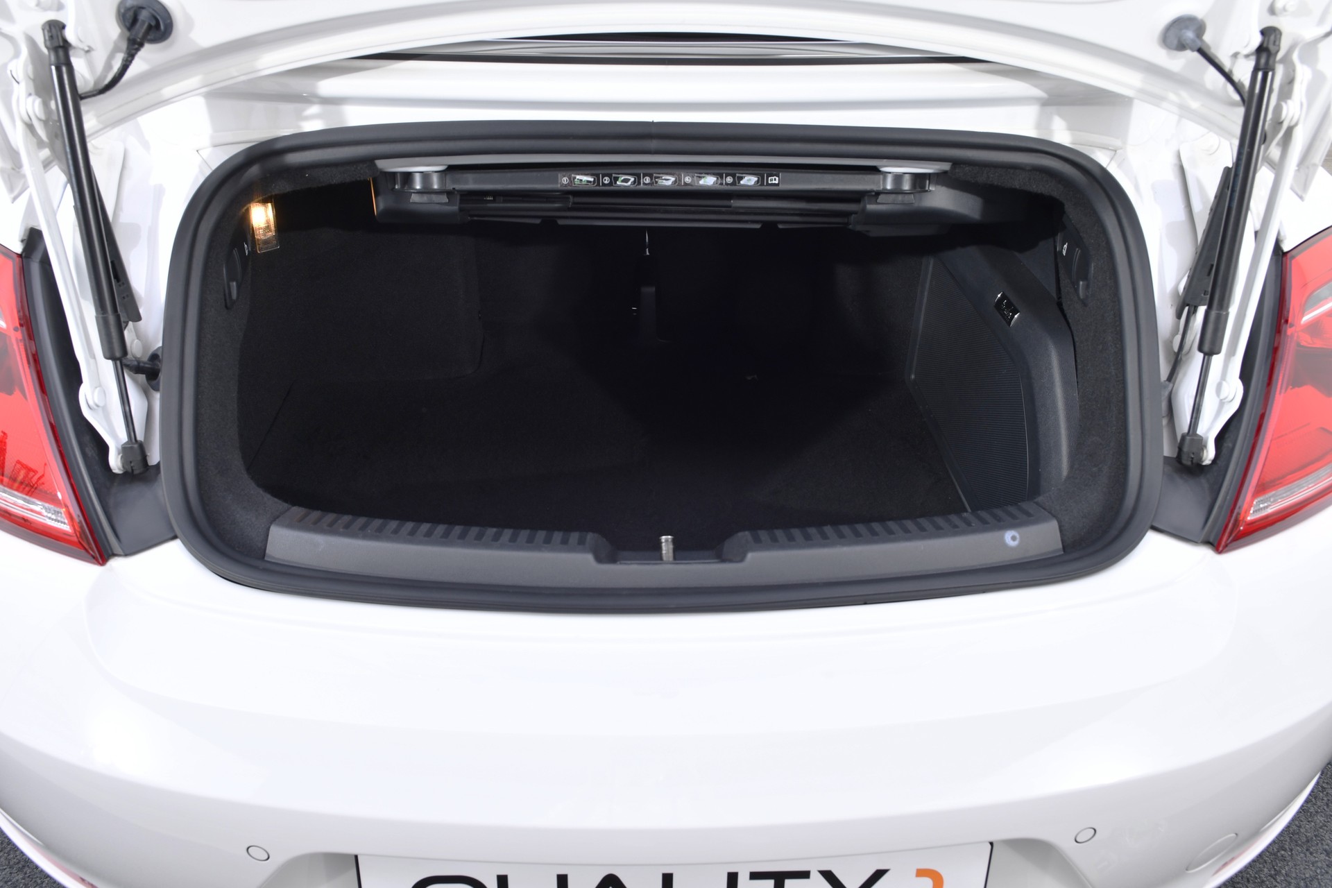 VW Beetle Cabrio 2.0 TSI Sport DSG-image-17