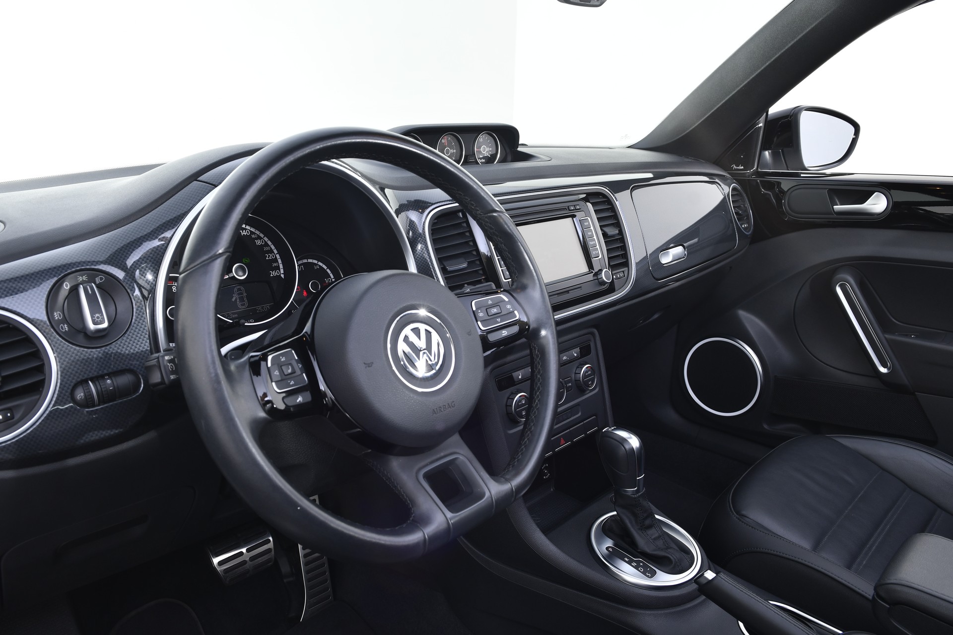 VW Beetle Cabrio 2.0 TSI Sport DSG-image-12