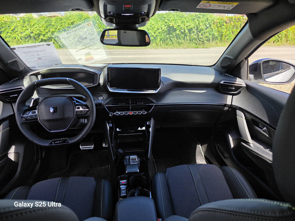 PEUGEOT 208 1.2 Hybrid 145-image-5