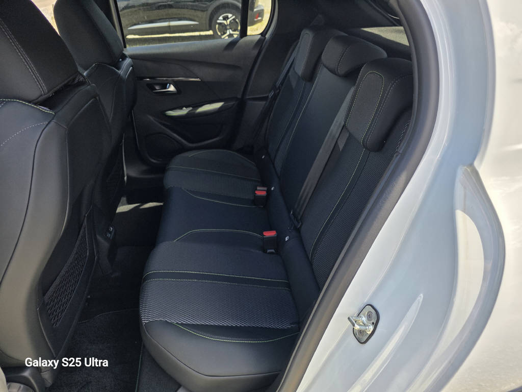 PEUGEOT 208 1.2 Hybrid 145-image-6