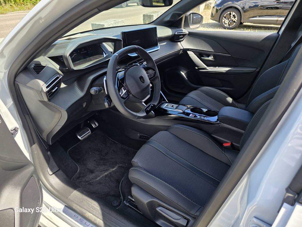 PEUGEOT 208 1.2 Hybrid 145-image-4