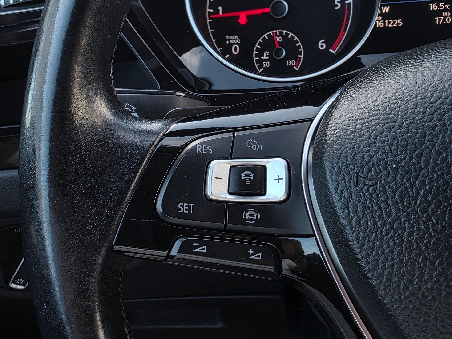 VW Touran 2.0 TDI BlueMotion Technology Highline DSG-image-14
