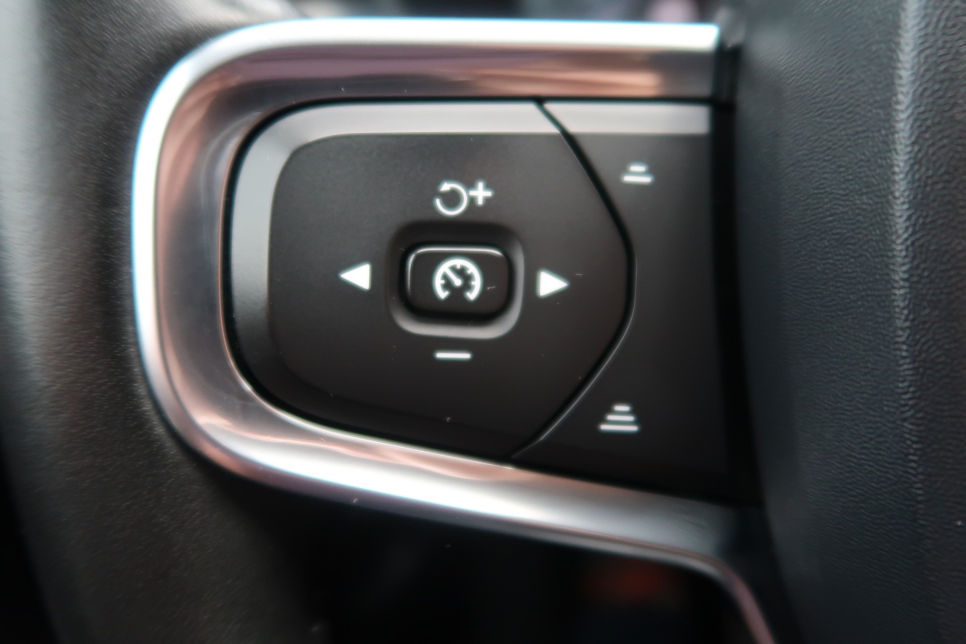VOLVO XC40 D3 AWD Momentum-image-9