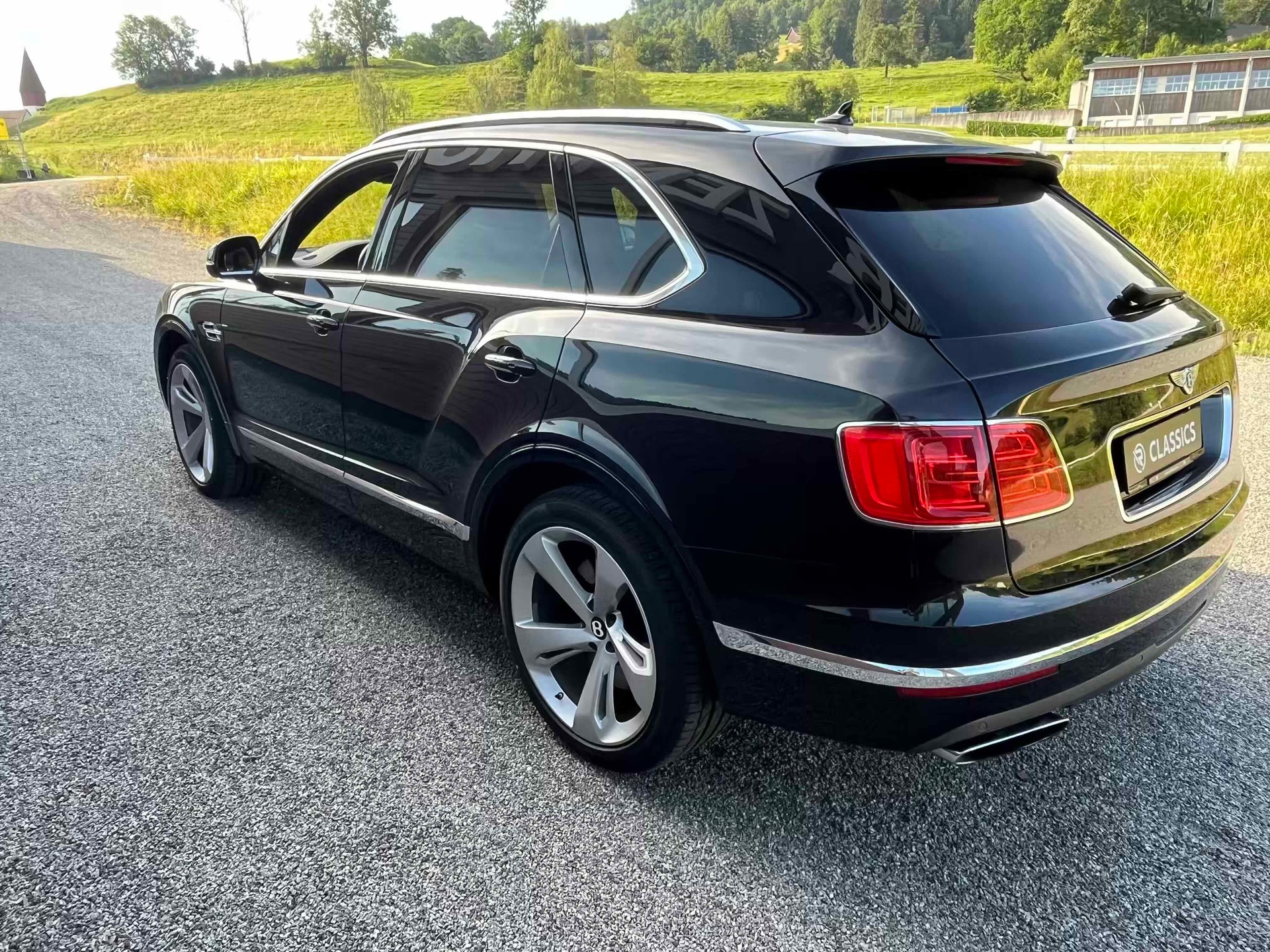 BENTLEY Bentayga W12-showroom-element-2