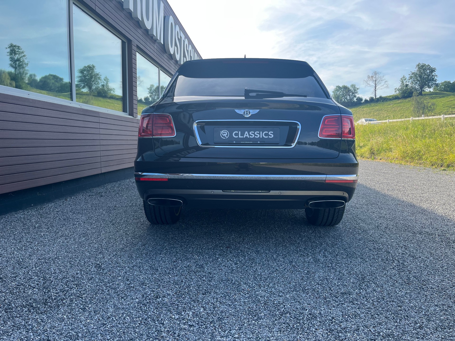 BENTLEY Bentayga W12-showroom-element-3