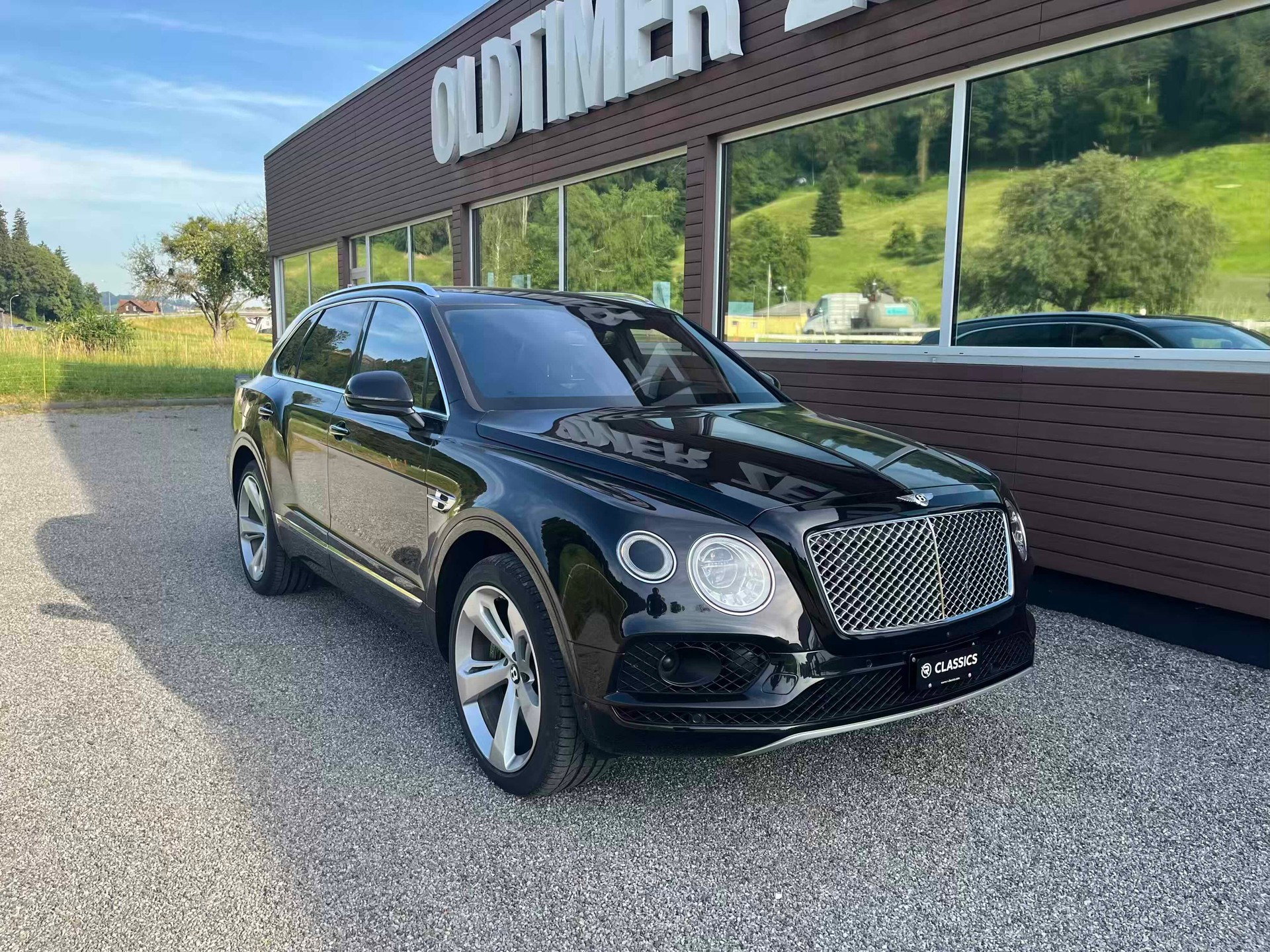 BENTLEY Bentayga W12-showroom-element-1