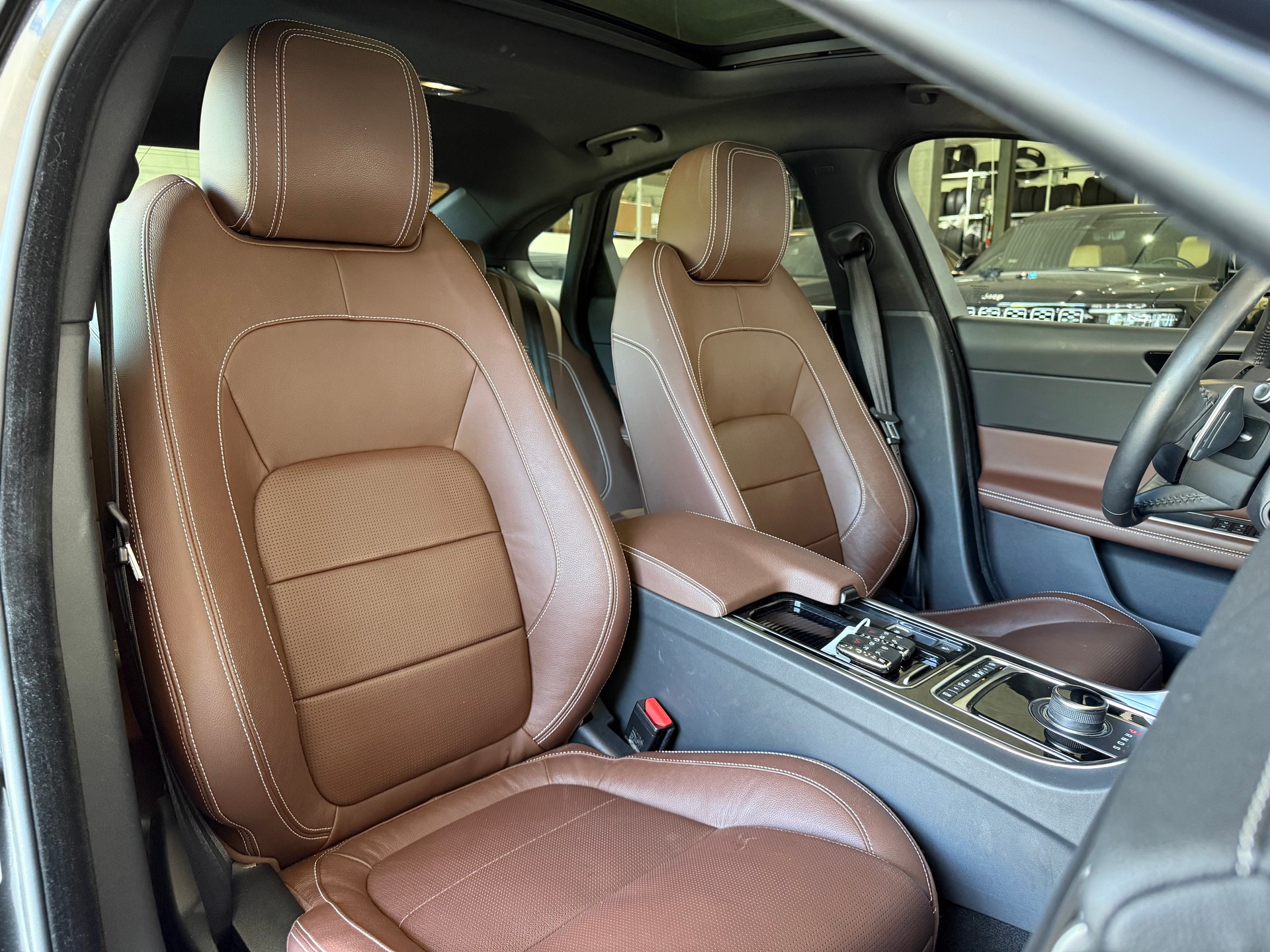 JAGUAR XF 30t R-Sport AWD-image-12