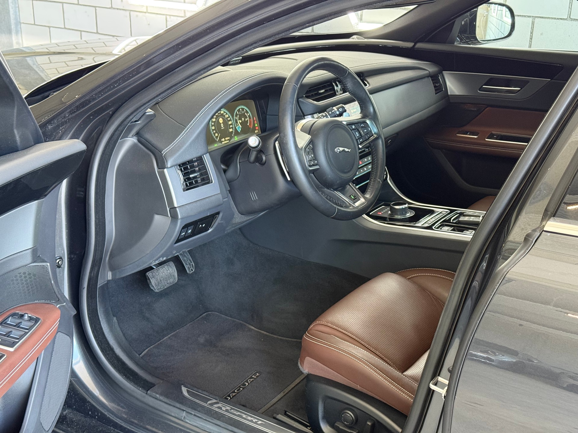 JAGUAR XF 30t R-Sport AWD-image-4