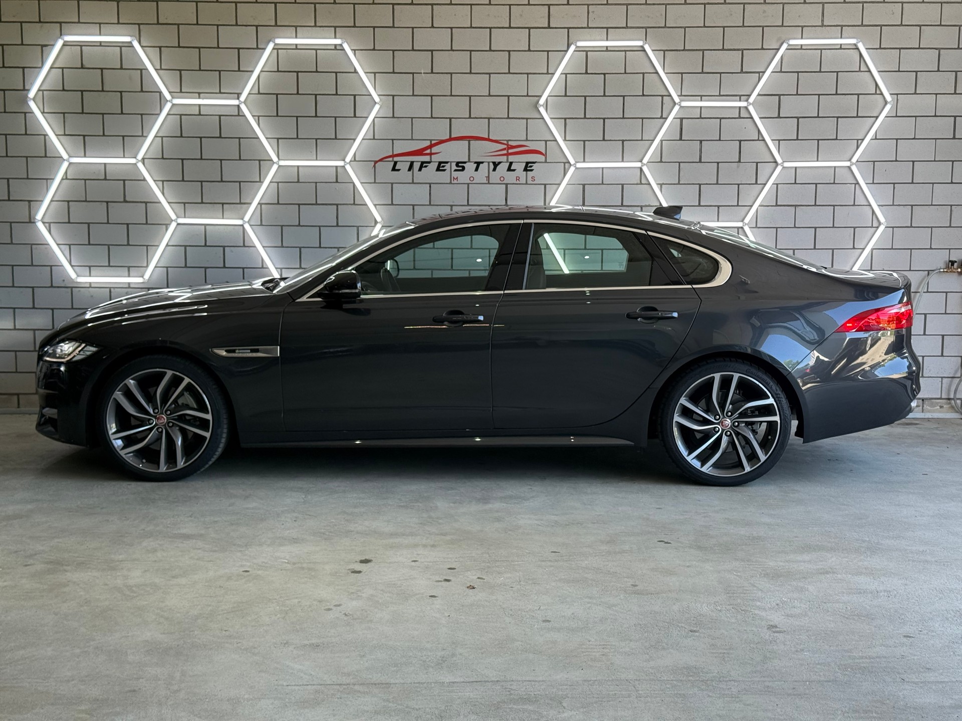 JAGUAR XF 30t R-Sport AWD-image-1