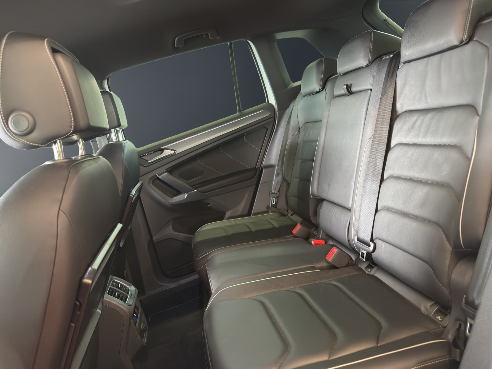 VW Tiguan 2.0 TDI SCR R-Line 4Motion DSG-image-15