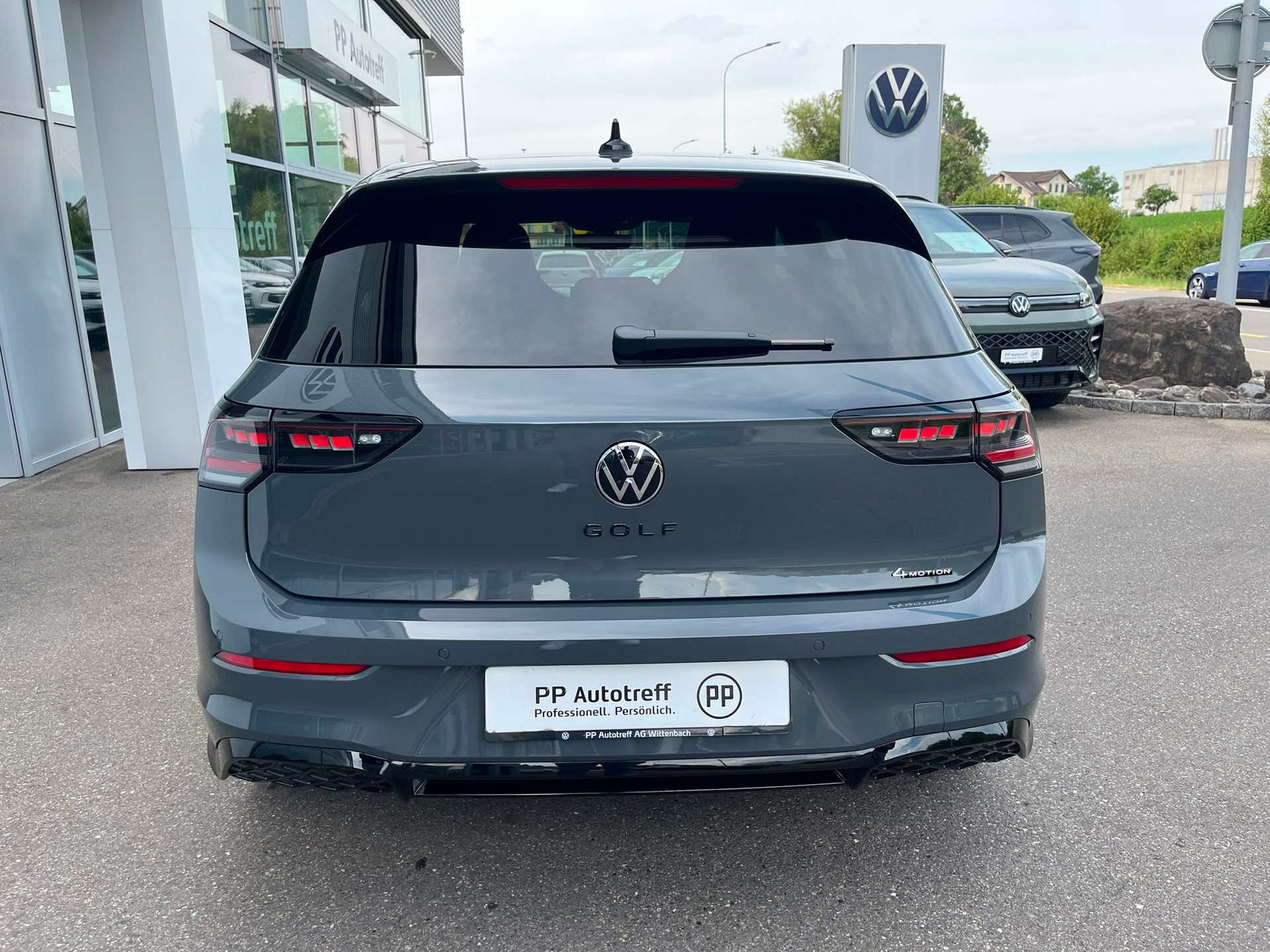 VW Golf 2.0 TSI R-Line DSG 4 Motion-image-3