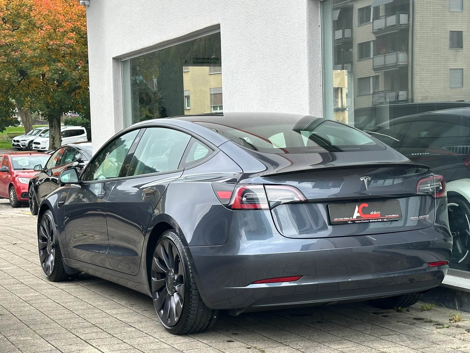 TESLA Model 3 Performance Dual Motor AWD-showroom-element-1