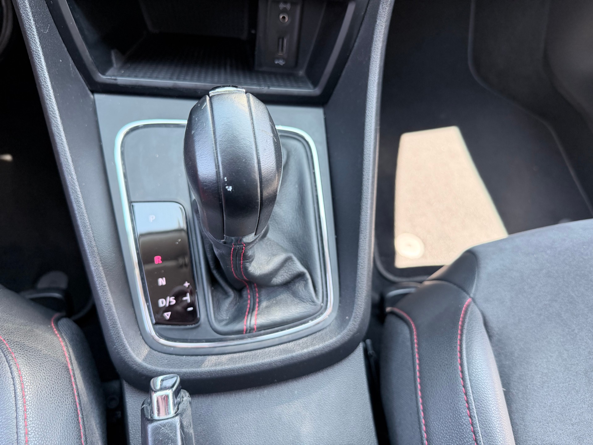 SEAT Leon ST 2.0 TDI FR Line DSG+++FRISCH AB MFK+++-image-9