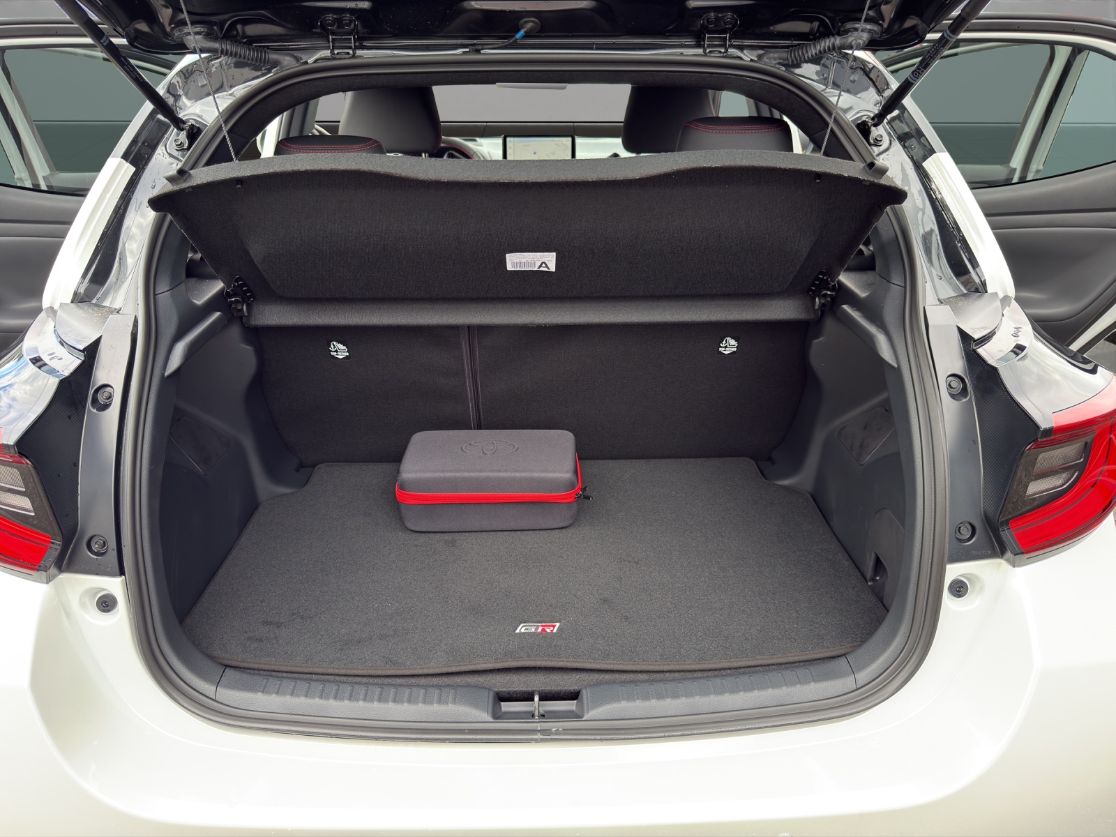 TOYOTA Yaris 1.5 GR Sport e-CVT (4 STÜCK)-image-18