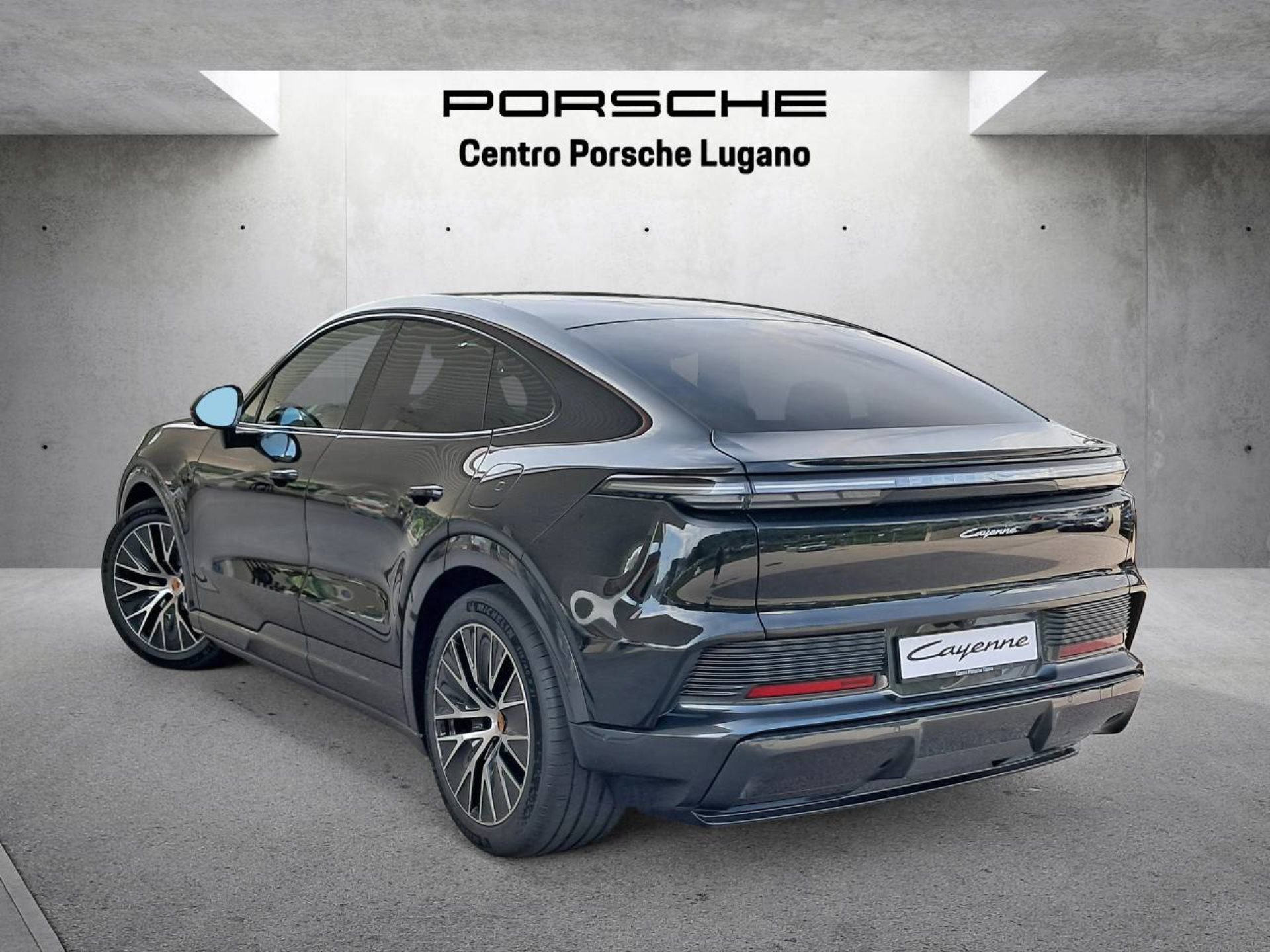 PORSCHE Cayenne Coupé Electric-showroom-element-2