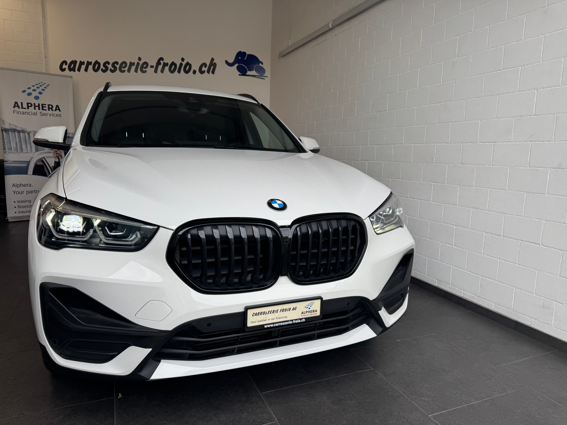 BMW X1 xDrive 18d Steptronic-showroom-element-1