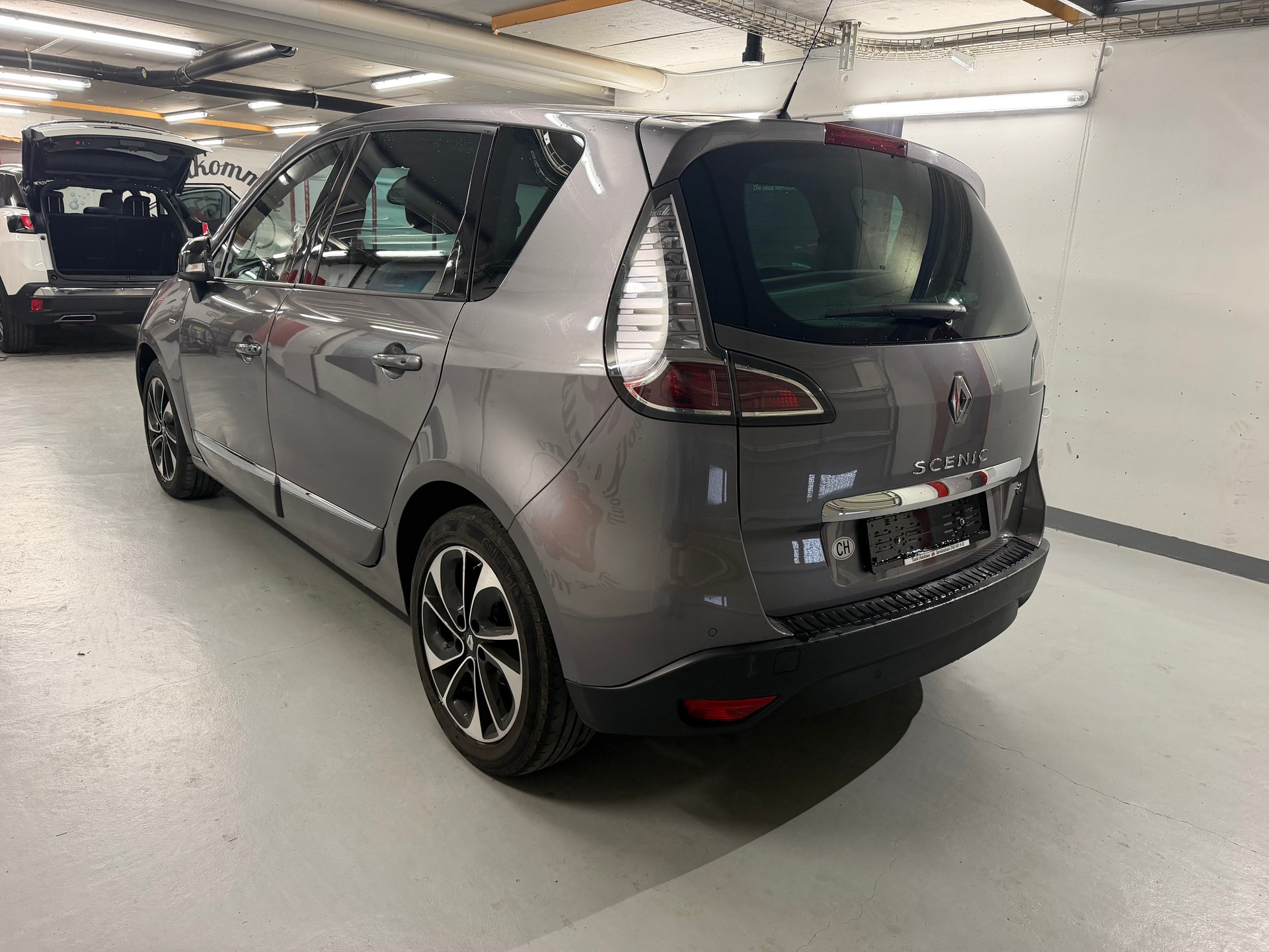 RENAULT Scénic 1.5 dCi Swiss Edition EDC-showroom-element-3