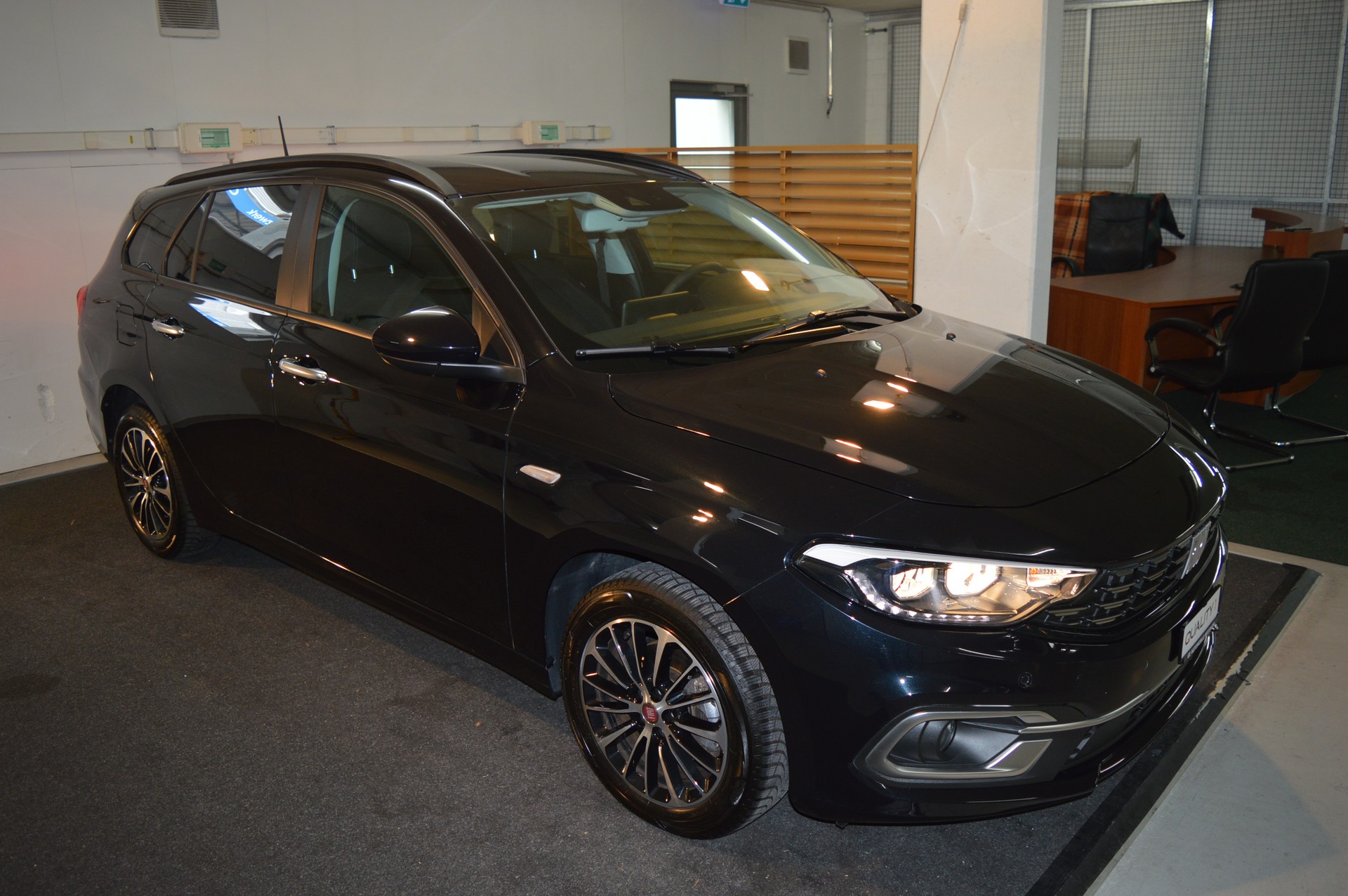 FIAT Tipo 1.5 Hybrid Station Wagon Swiss Edition-image-4