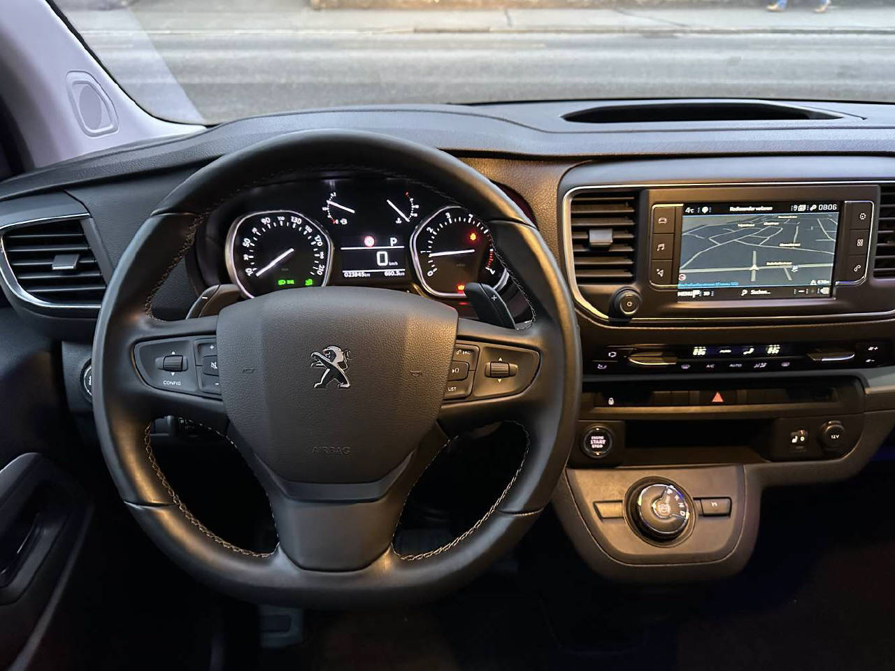 PEUGEOT Traveller 2.0 BlueHDi 180 Business S/S-image-9