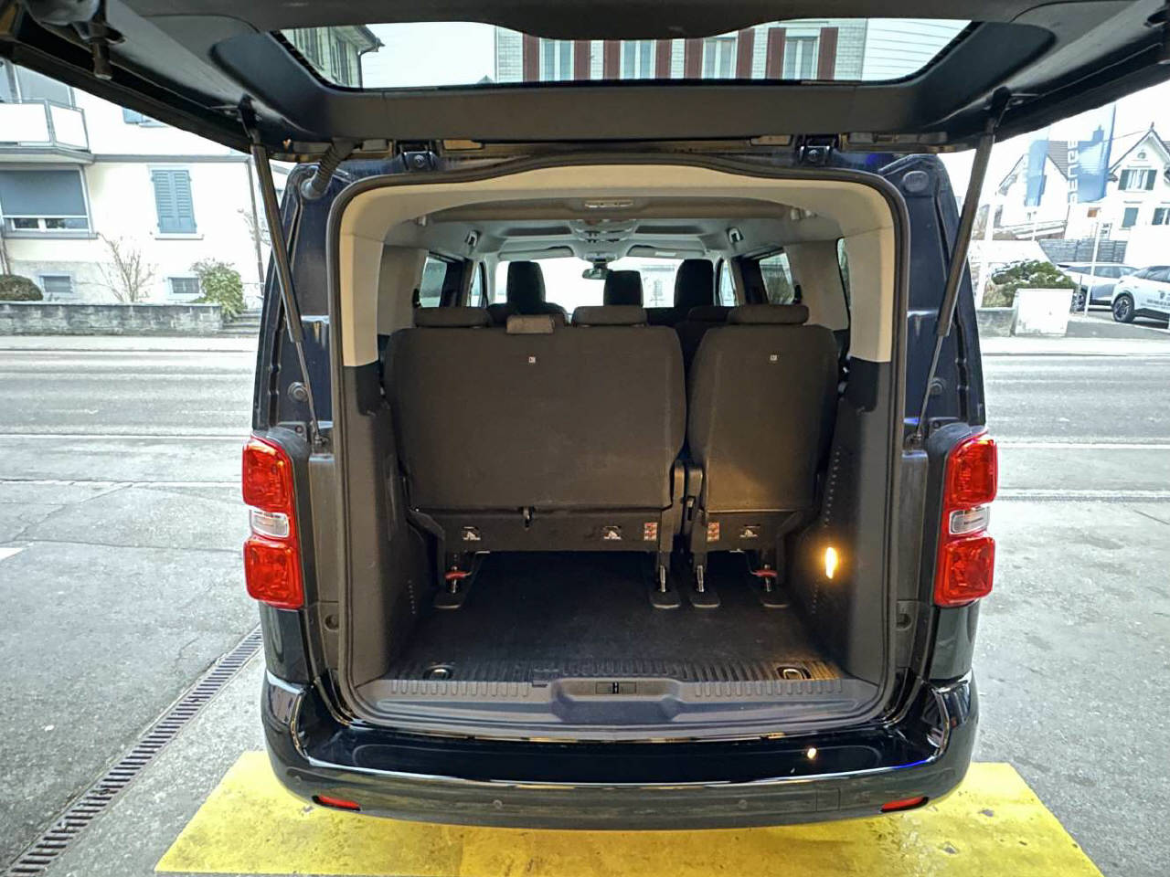 PEUGEOT Traveller 2.0 BlueHDi 180 Business S/S-image-5
