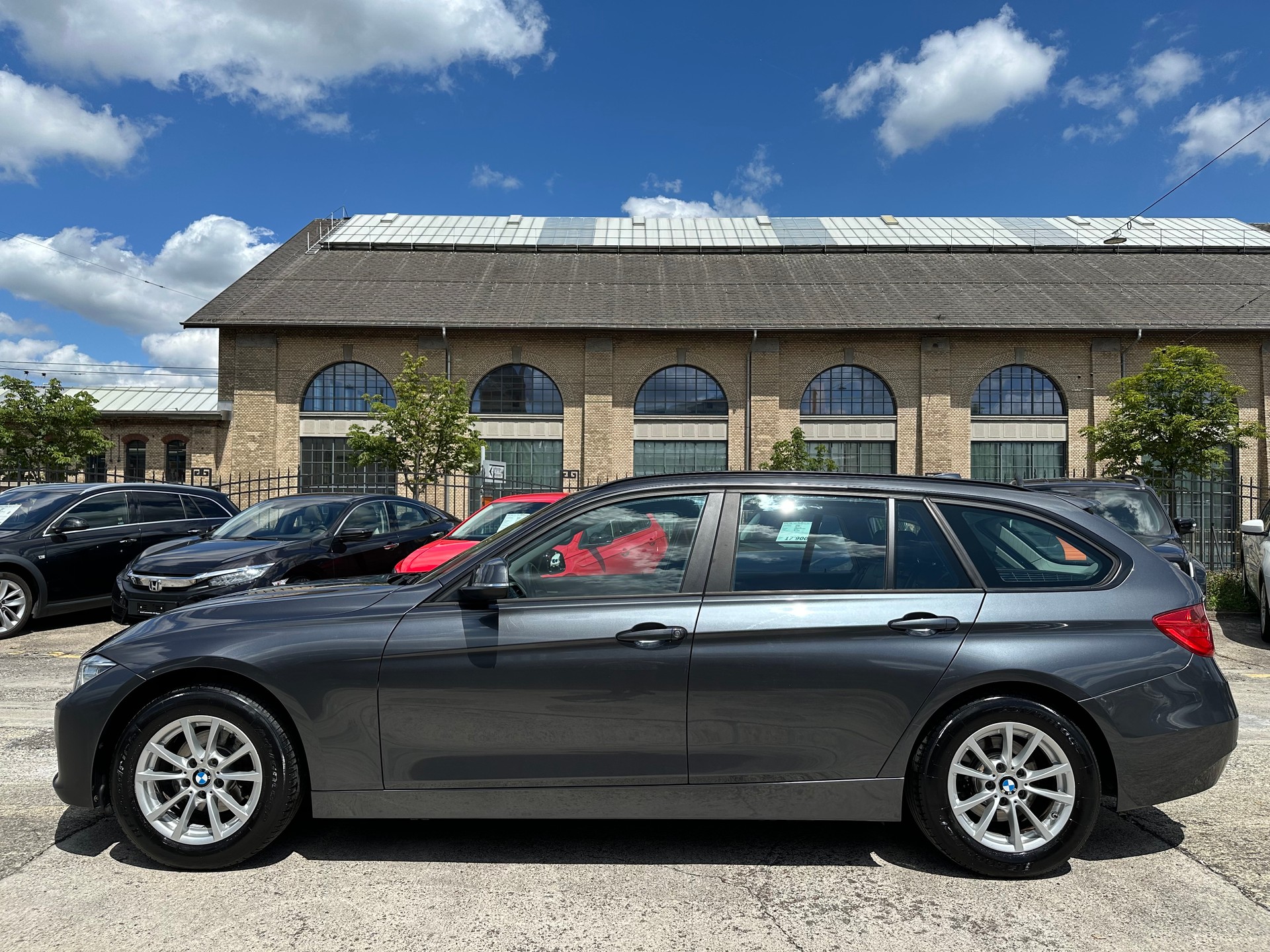 BMW 318d Touring Steptronic-showroom-element-3