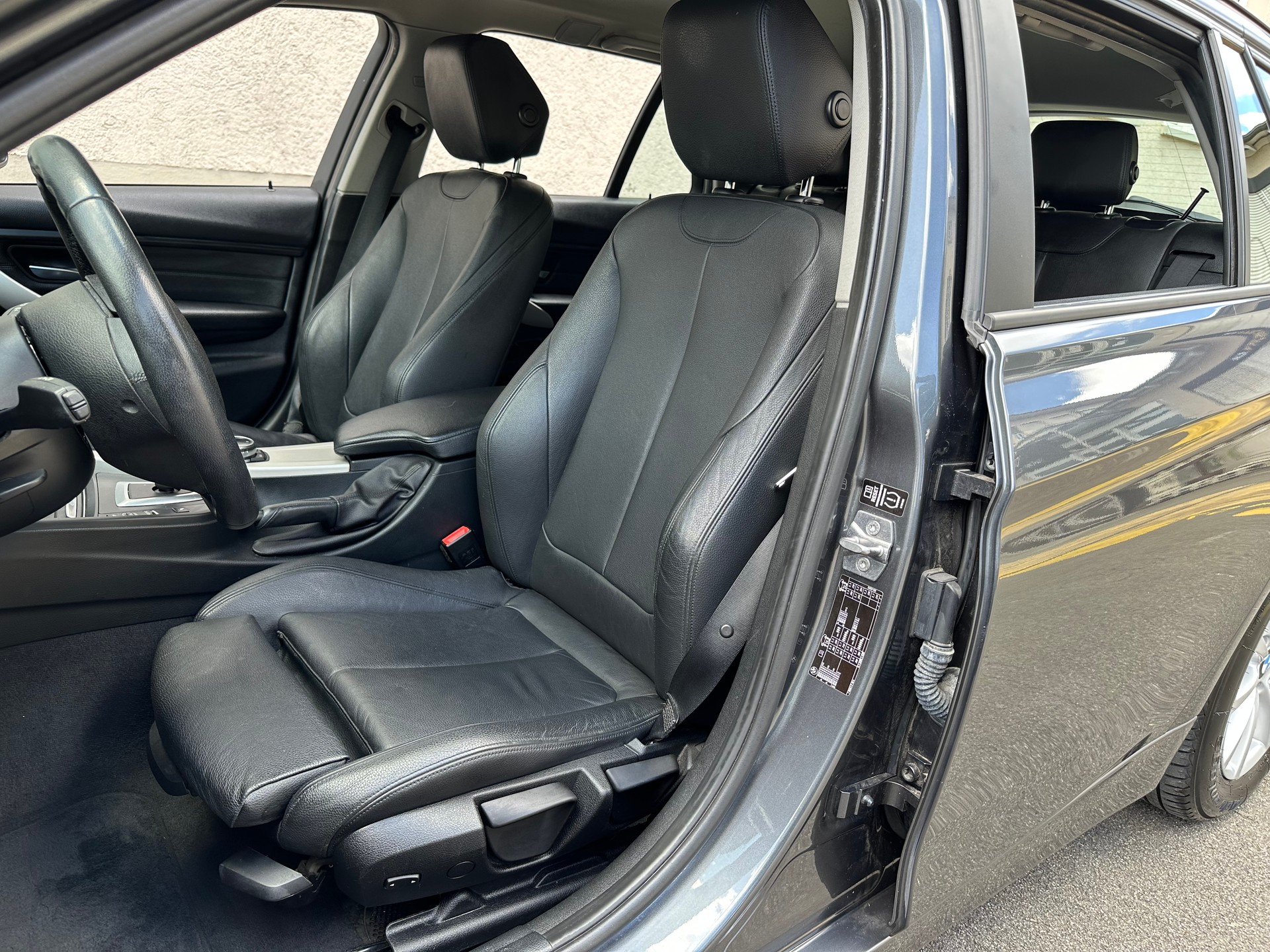 BMW 318d Touring Steptronic-image-12