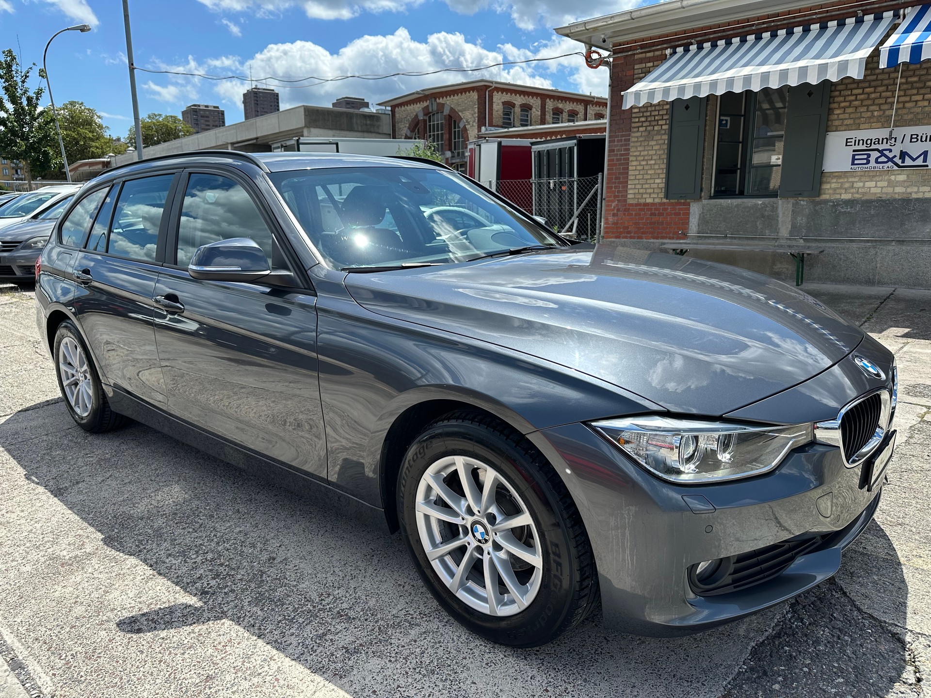 BMW 318d Touring Steptronic-showroom-element-2