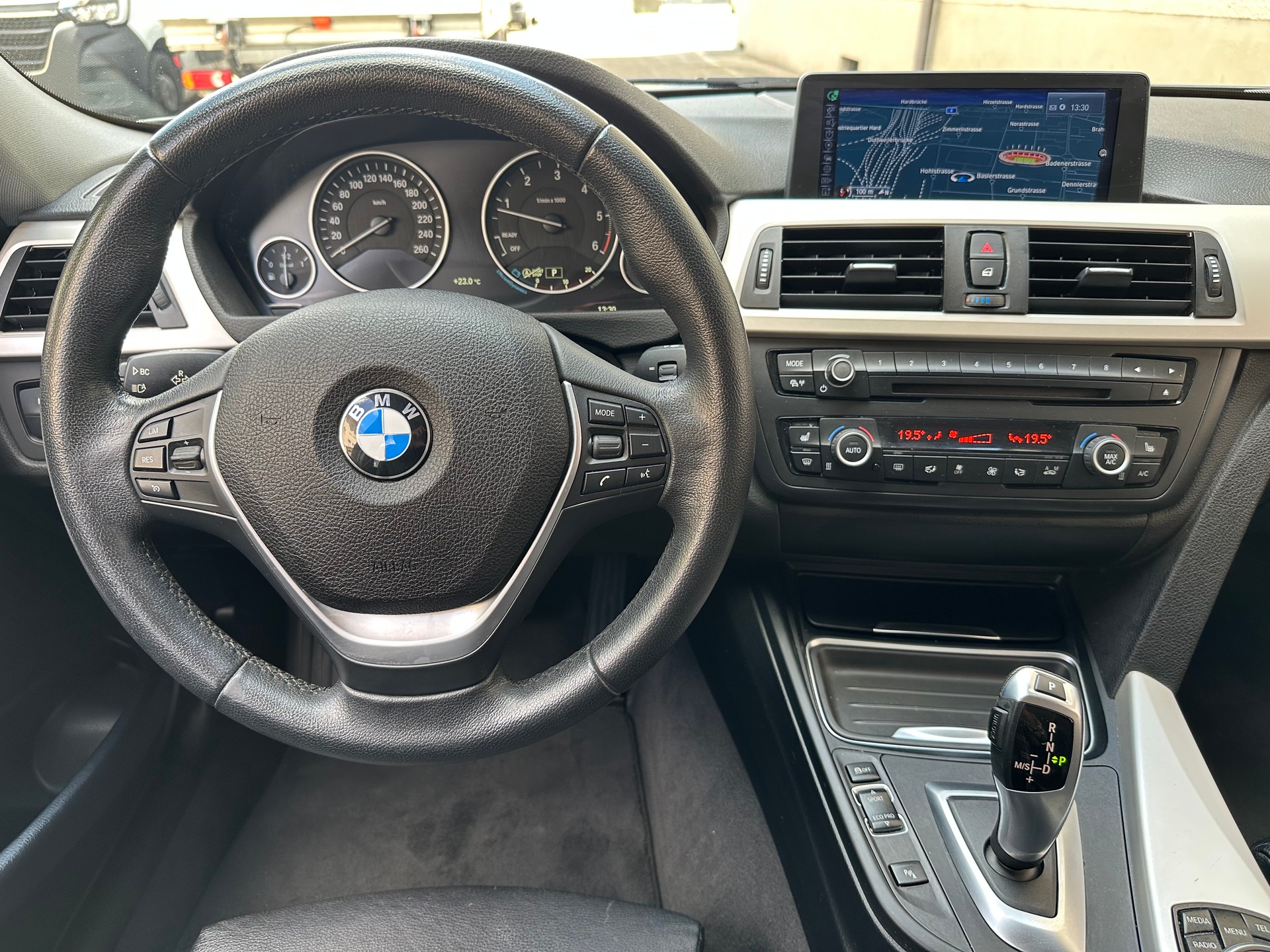 BMW 318d Touring Steptronic-image-10